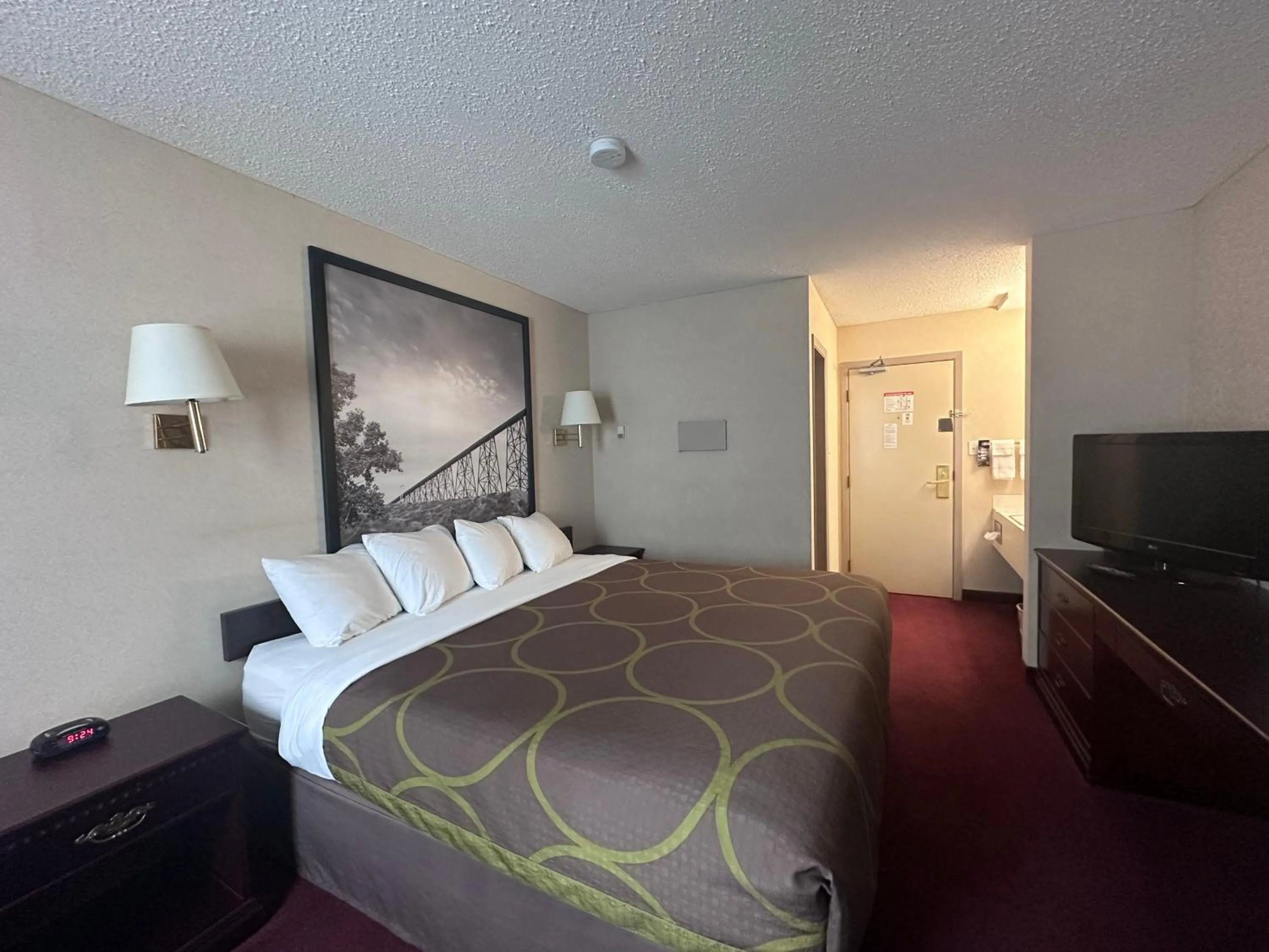 Bedroom, Bed in Super 8 by Wyndham Lethbridge