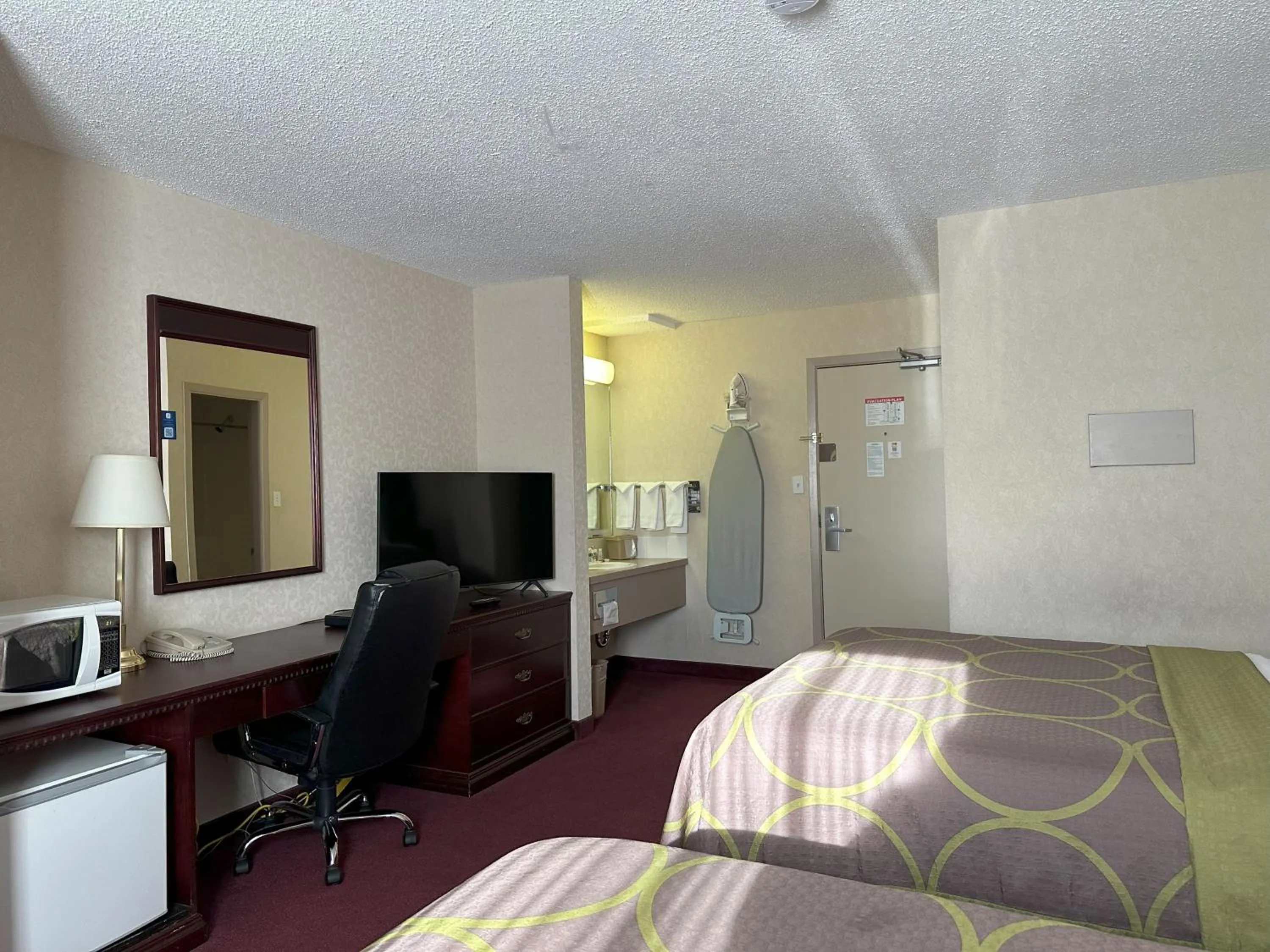 Bedroom, Bed in Super 8 by Wyndham Lethbridge