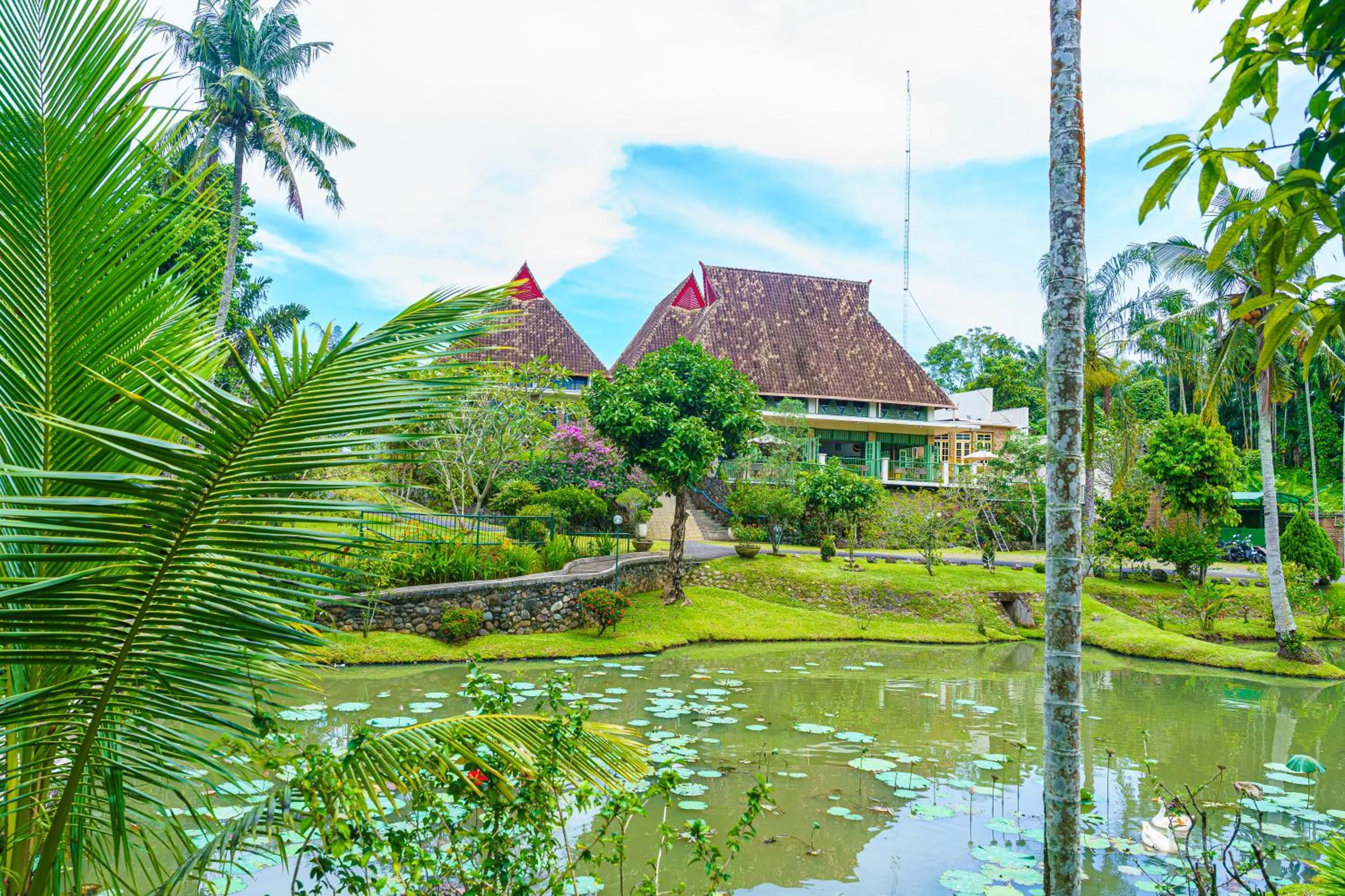 Property building in Hotel Deli River and Restaurant Omlandia