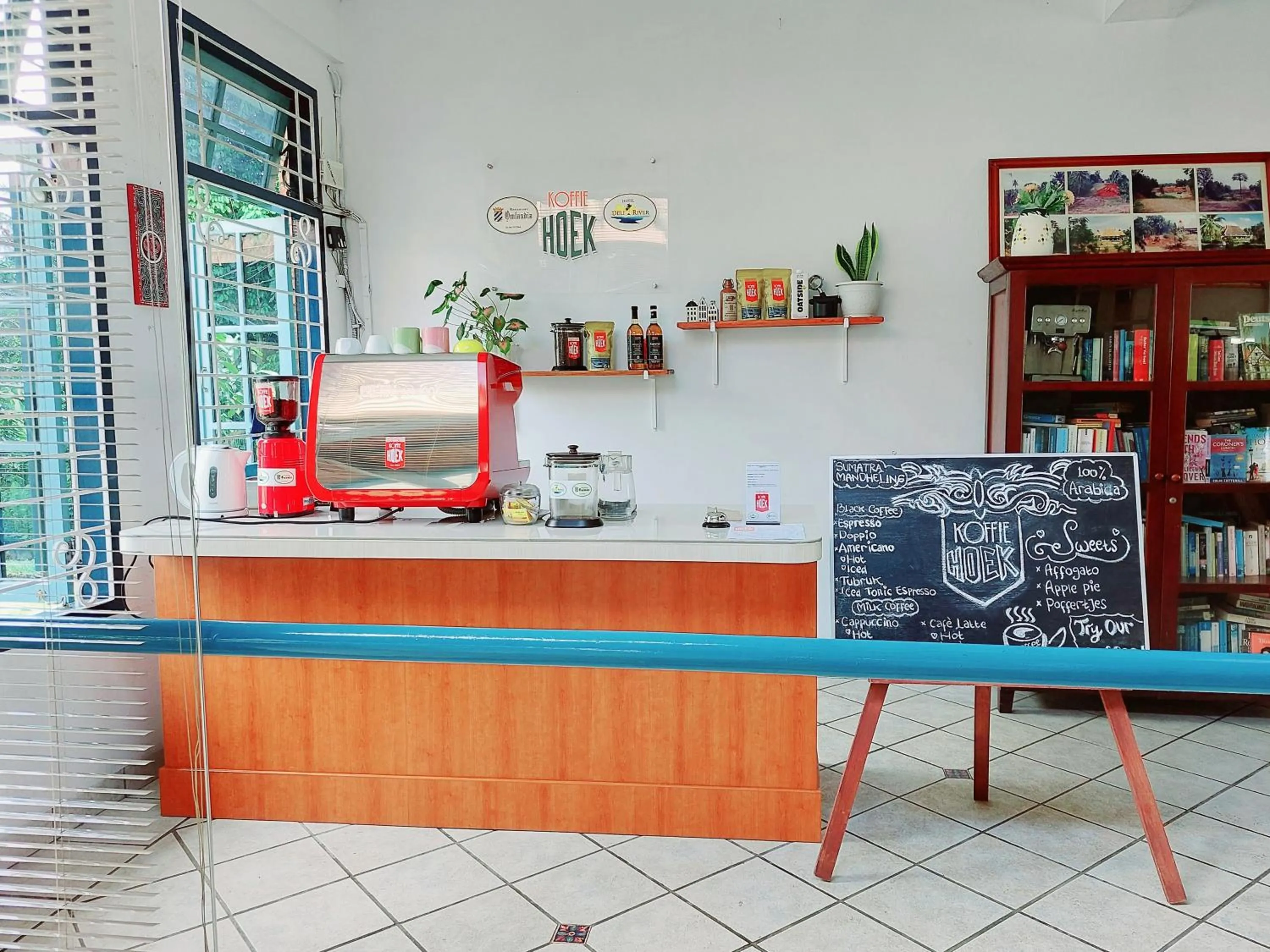 Library in Hotel Deli River and Restaurant Omlandia