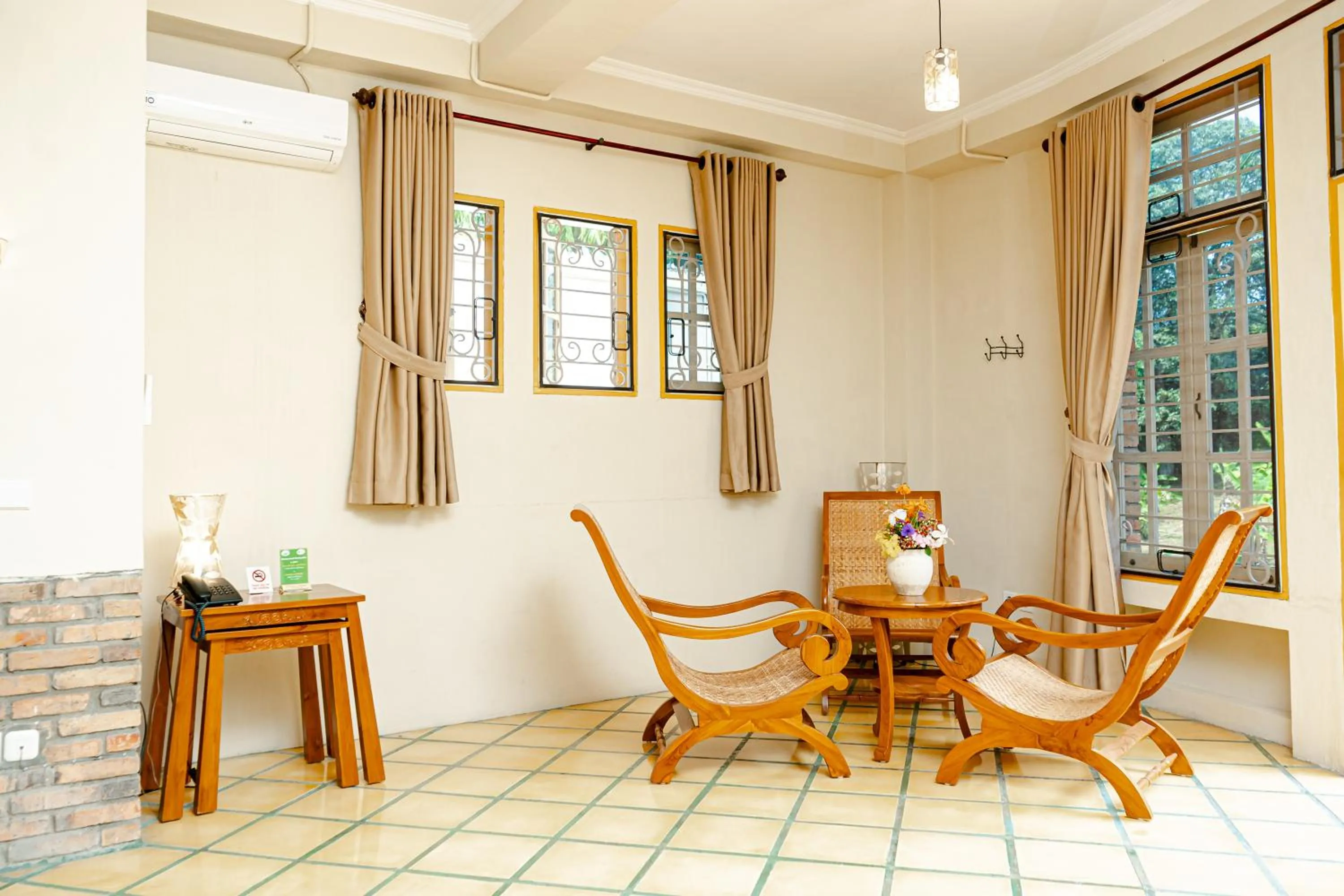 Seating area in Hotel Deli River and Restaurant Omlandia