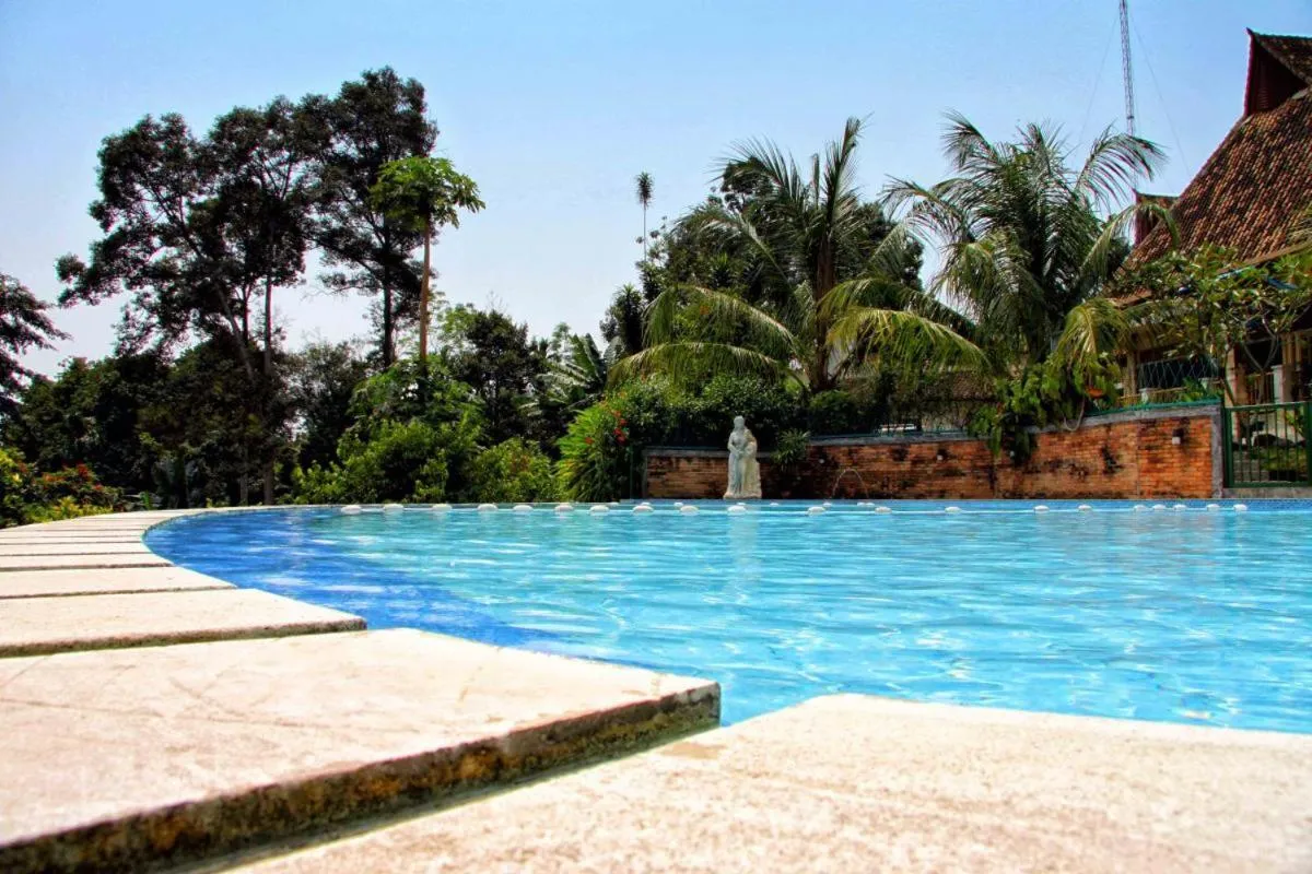 Swimming pool in Hotel Deli River and Restaurant Omlandia