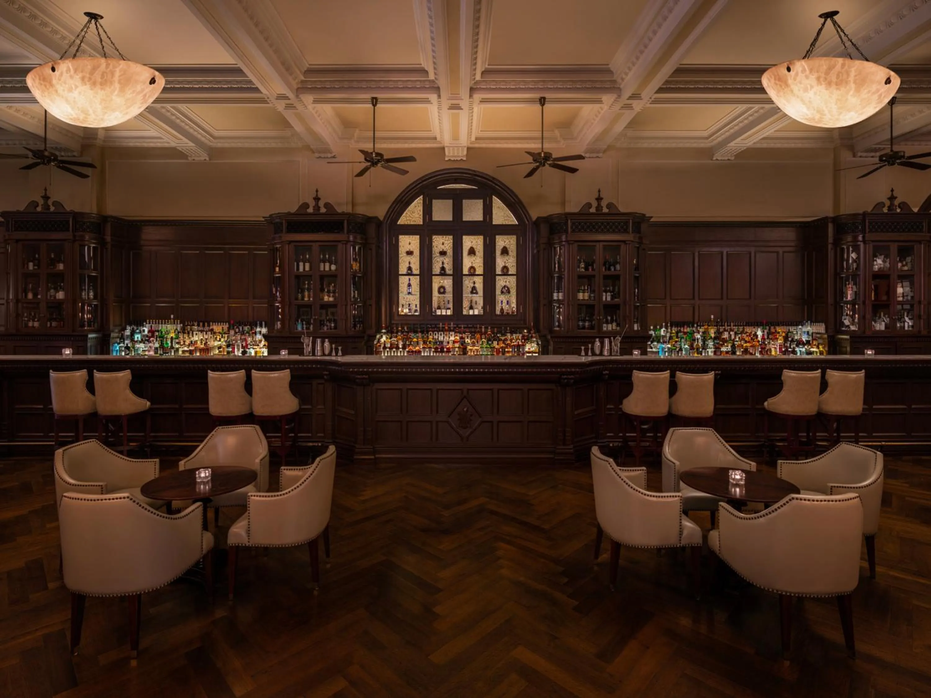 Lounge or bar in Waldorf Astoria Shanghai on the Bund