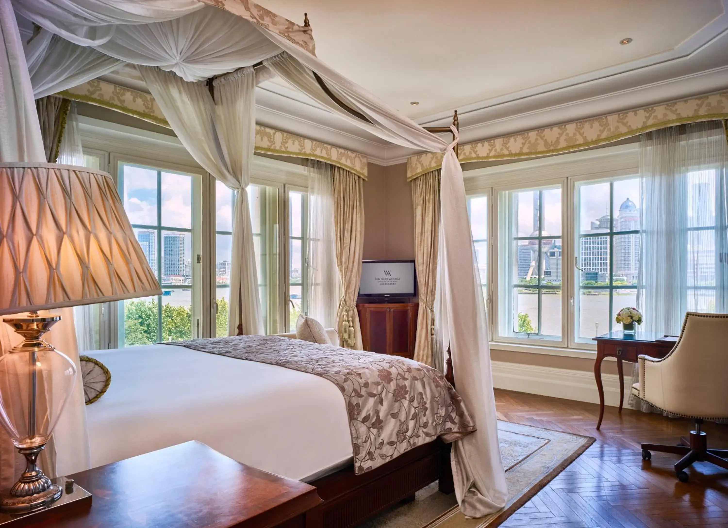 Heritage Club Suite with River View in Waldorf Astoria Shanghai on the Bund Heritage Club Suite with River View in Waldorf Astoria Shanghai on the Bund