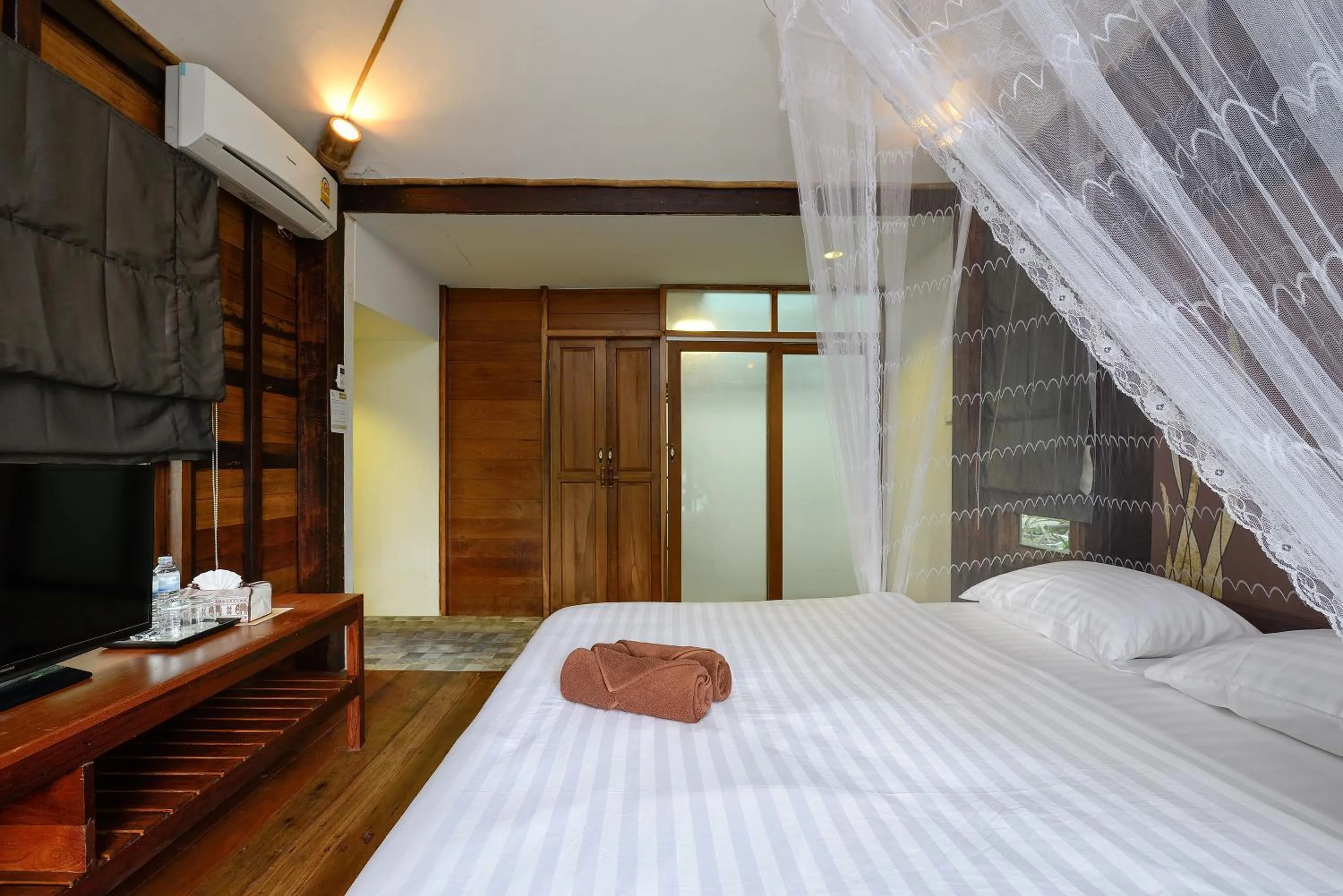 Photo of the whole room, Bed in Koh Kood Resort