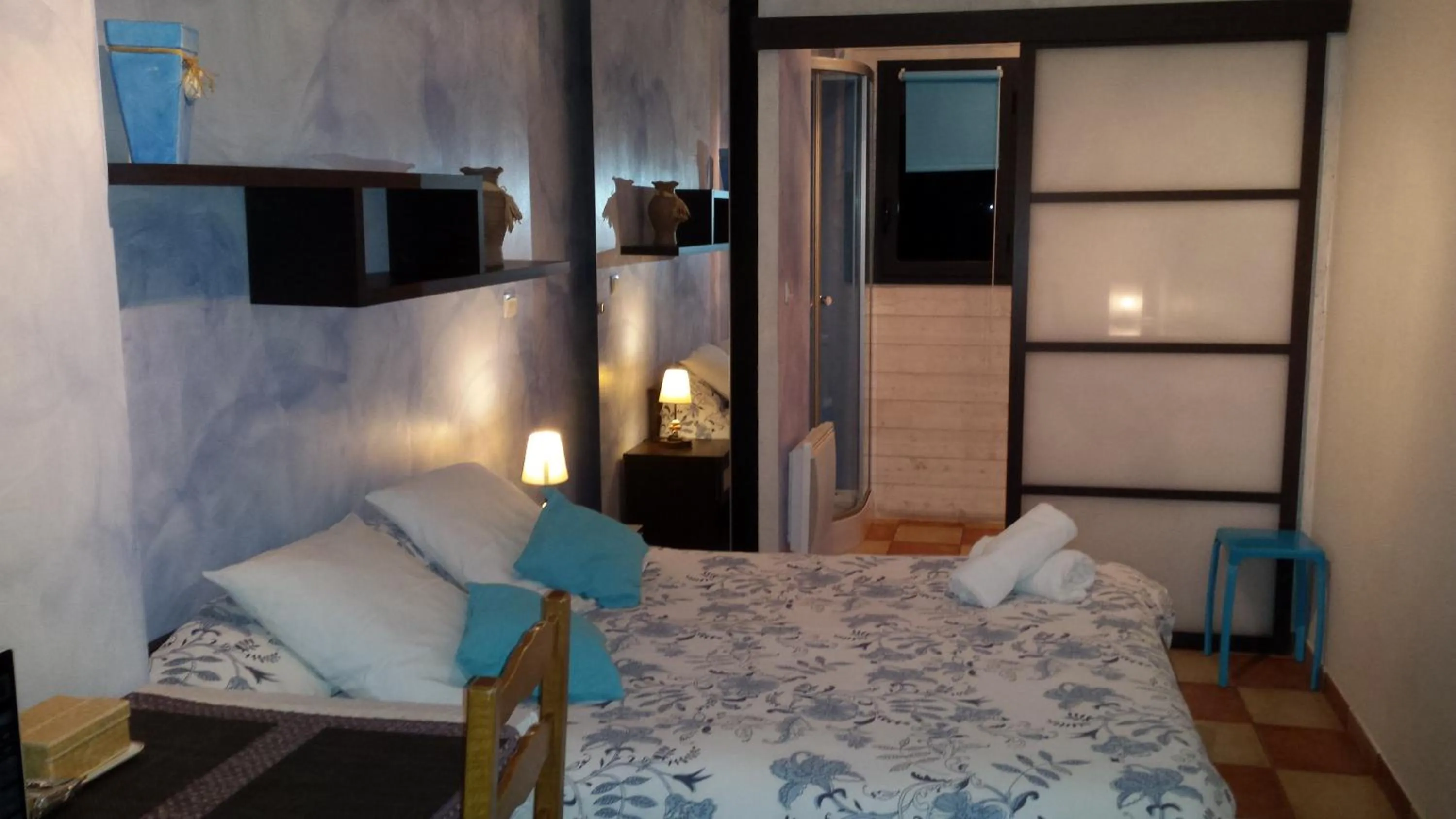 Photo of the whole room, Bed in L'étape Provencale