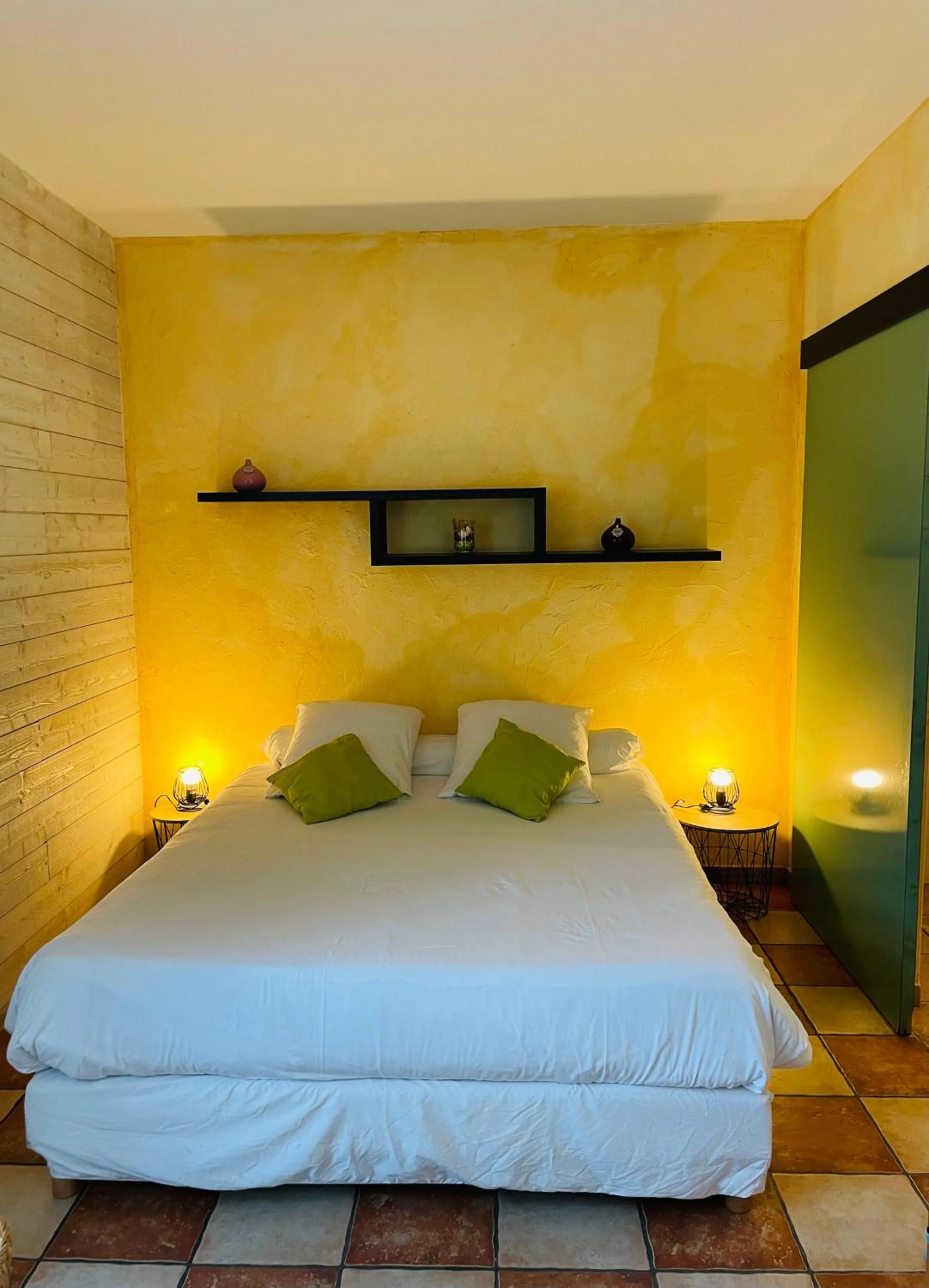 Photo of the whole room, Bed in L'étape Provencale