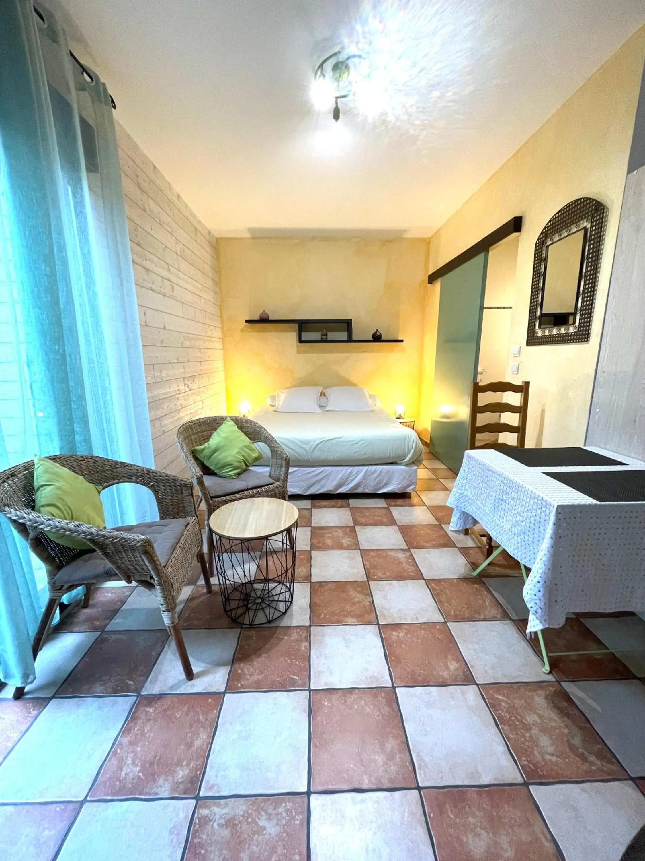 Bedroom, Bed in L'étape Provencale