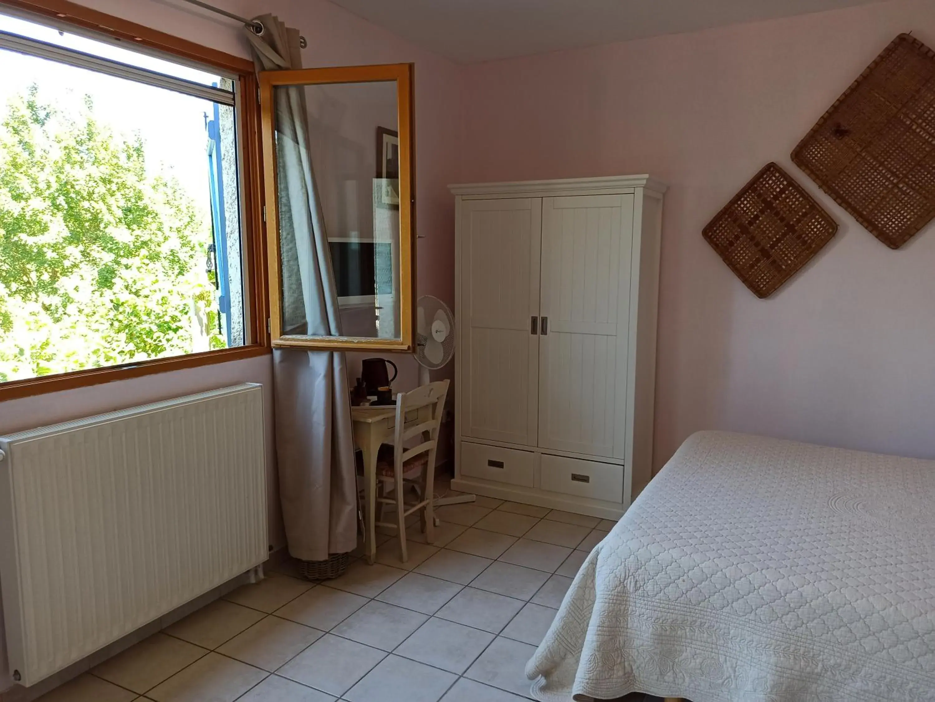 Queen Room with Garden View in Hôtel Restaurant Le Mûrier de Viels - Grand Figeac Queen Room with Garden View in Hôtel Restaurant Le Mûrier de Viels - Grand Figeac