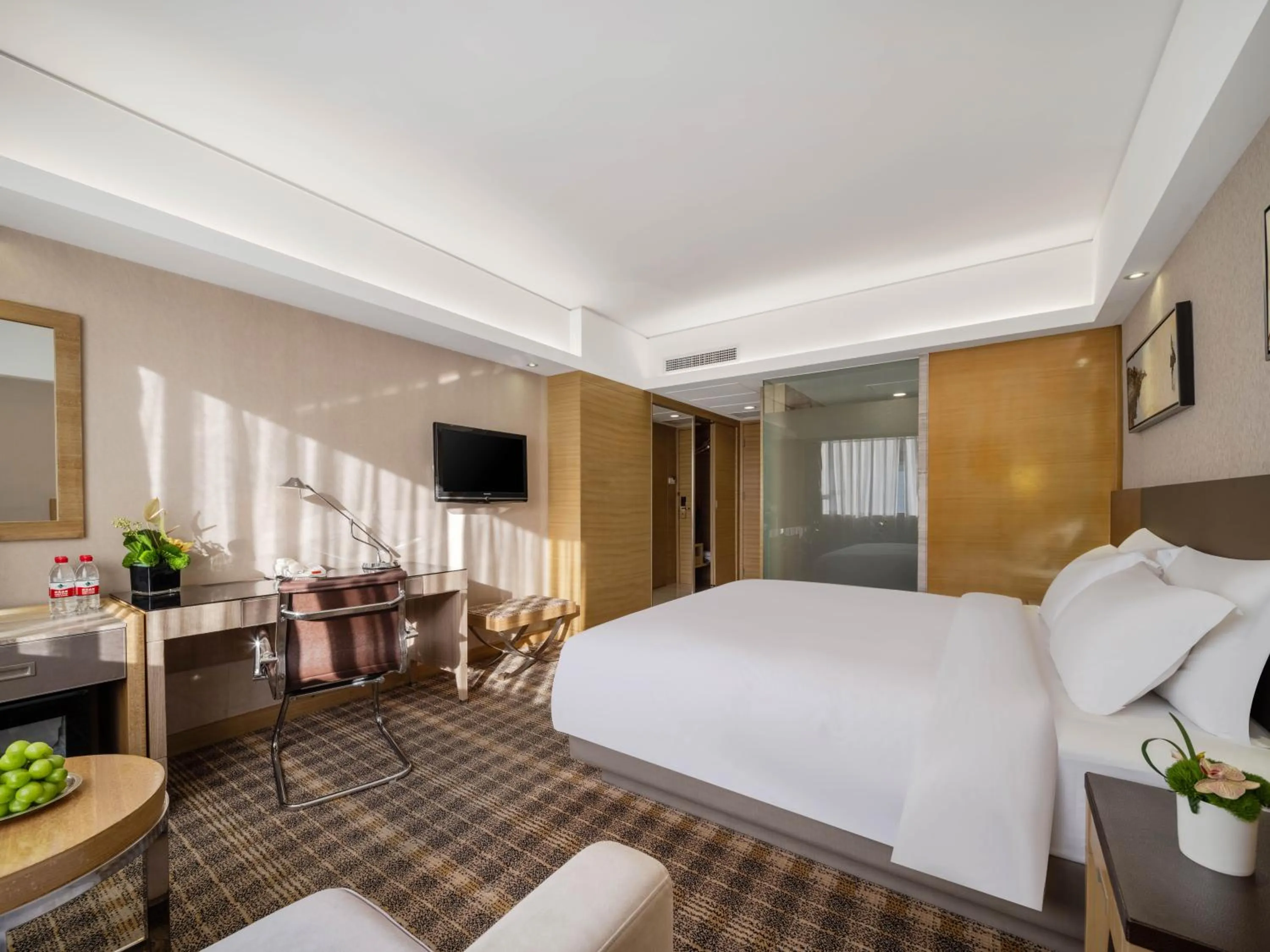 Photo of the whole room, Bed in Grand Skylight Hotel Shenzhen Zhonghang