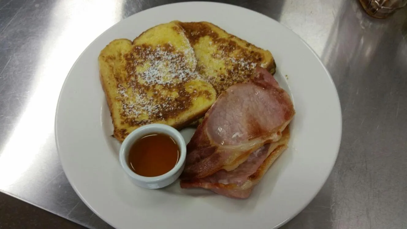 Breakfast in Lynch's on the Pier