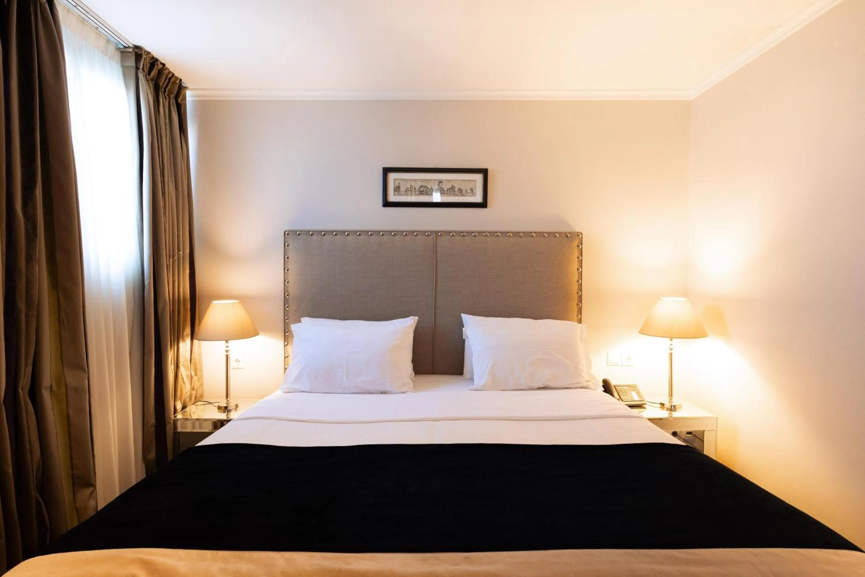 Photo of the whole room, Bed in Best Western Plus Embassy Hotel