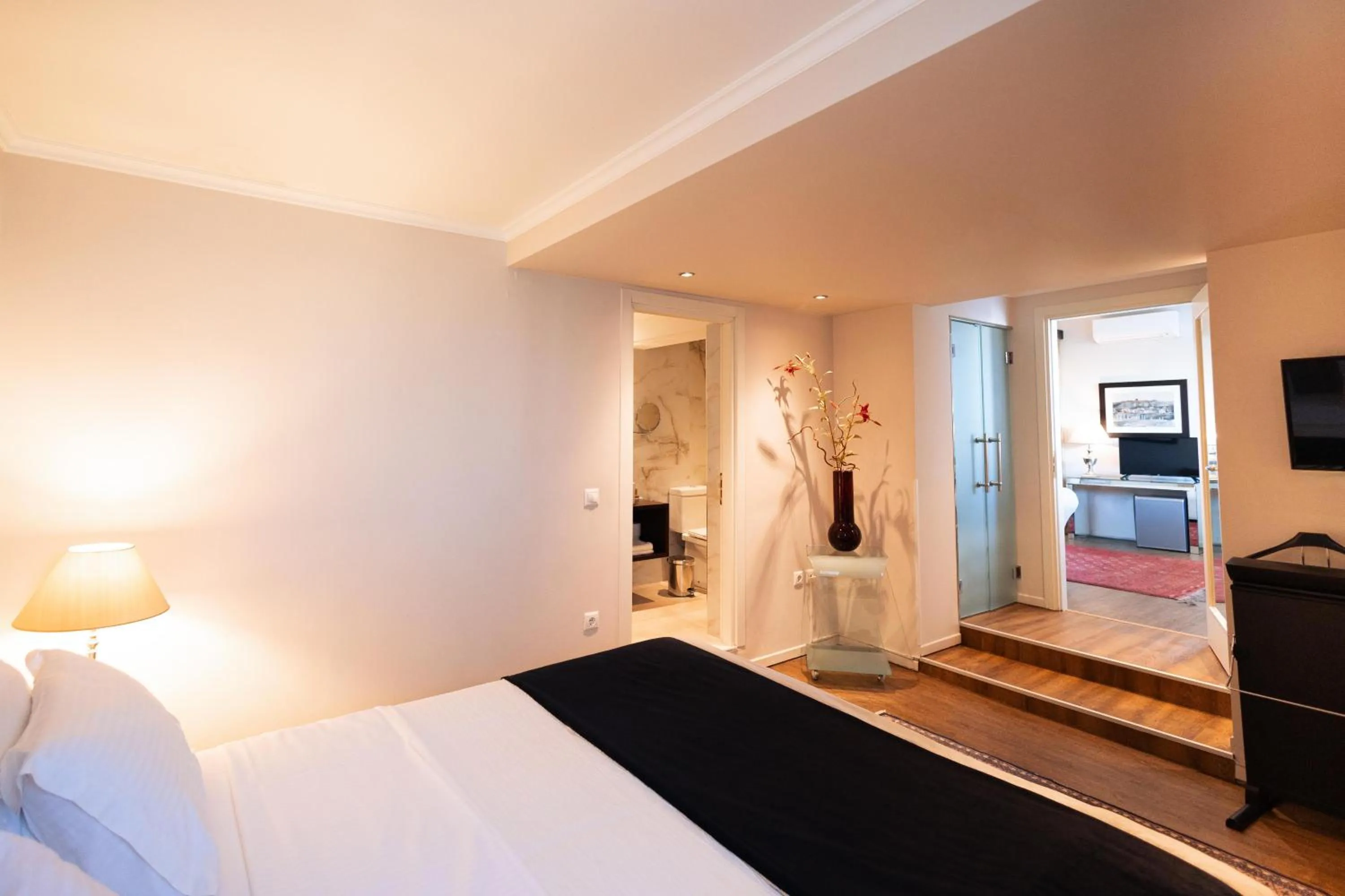 Photo of the whole room, Bed in Best Western Plus Embassy Hotel