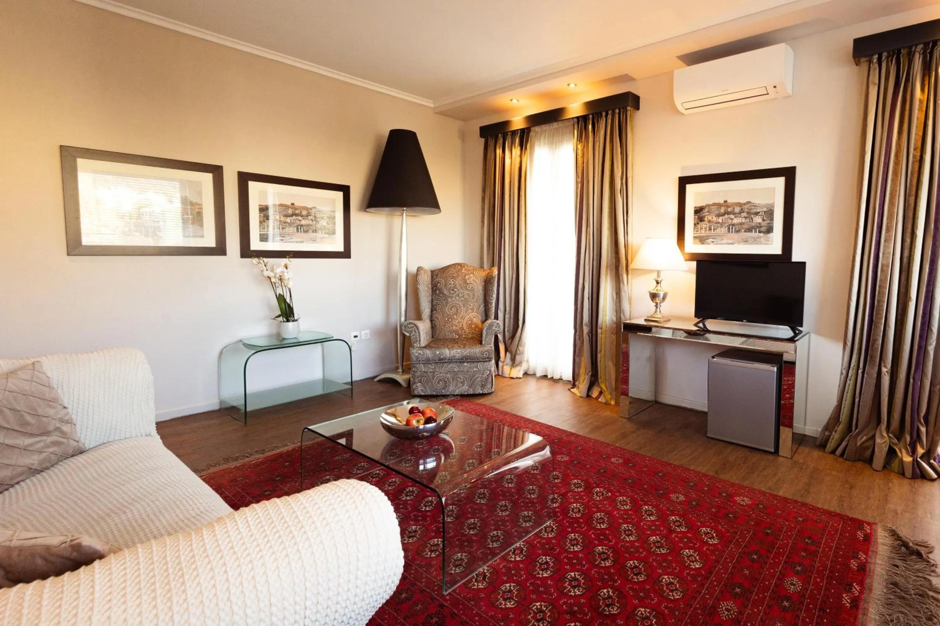 Photo of the whole room in Best Western Plus Embassy Hotel