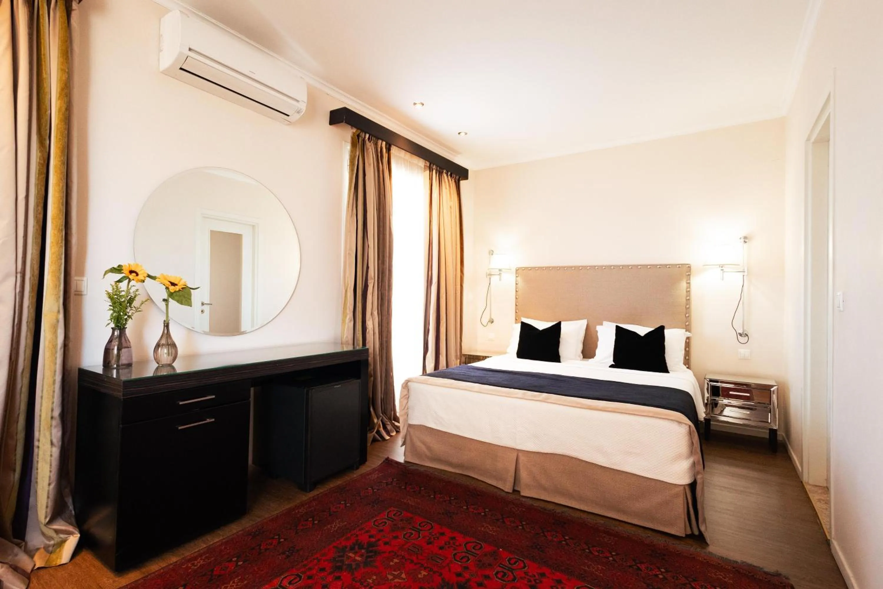 Bedroom, Bed in Best Western Plus Embassy Hotel