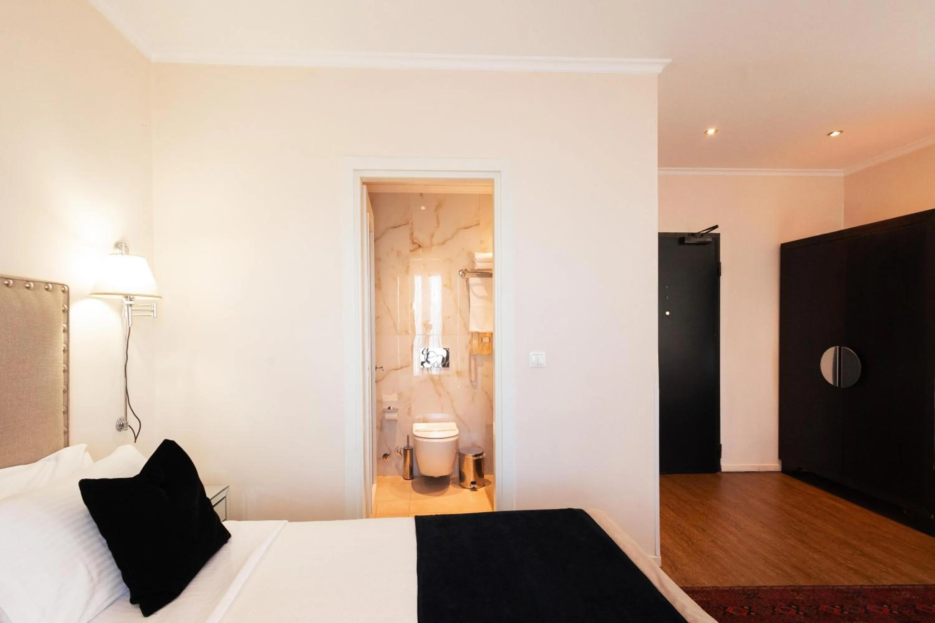 Bedroom, Bed in Best Western Plus Embassy Hotel