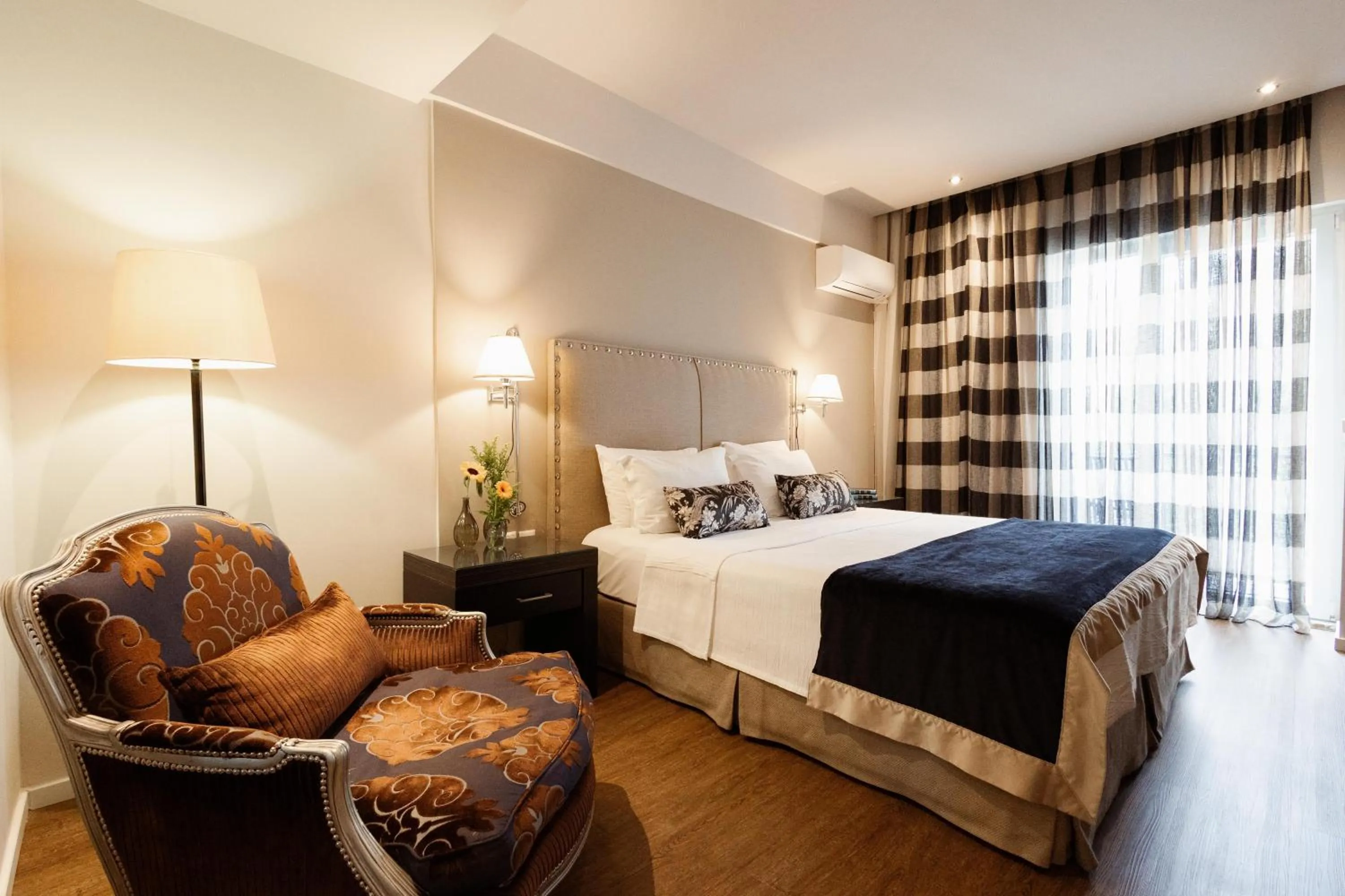 Photo of the whole room, Bed in Best Western Plus Embassy Hotel