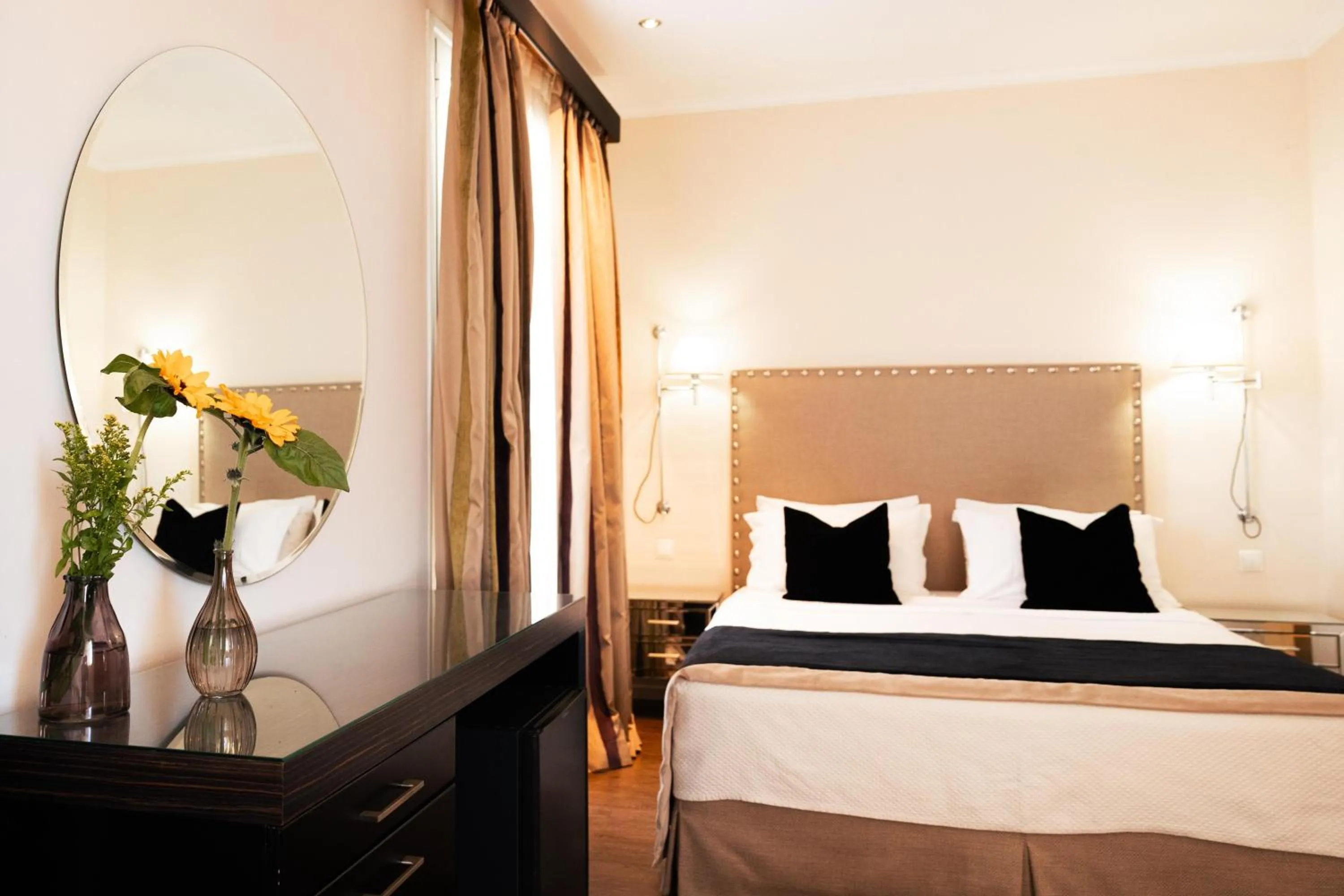 Bedroom, Bed in Best Western Plus Embassy Hotel