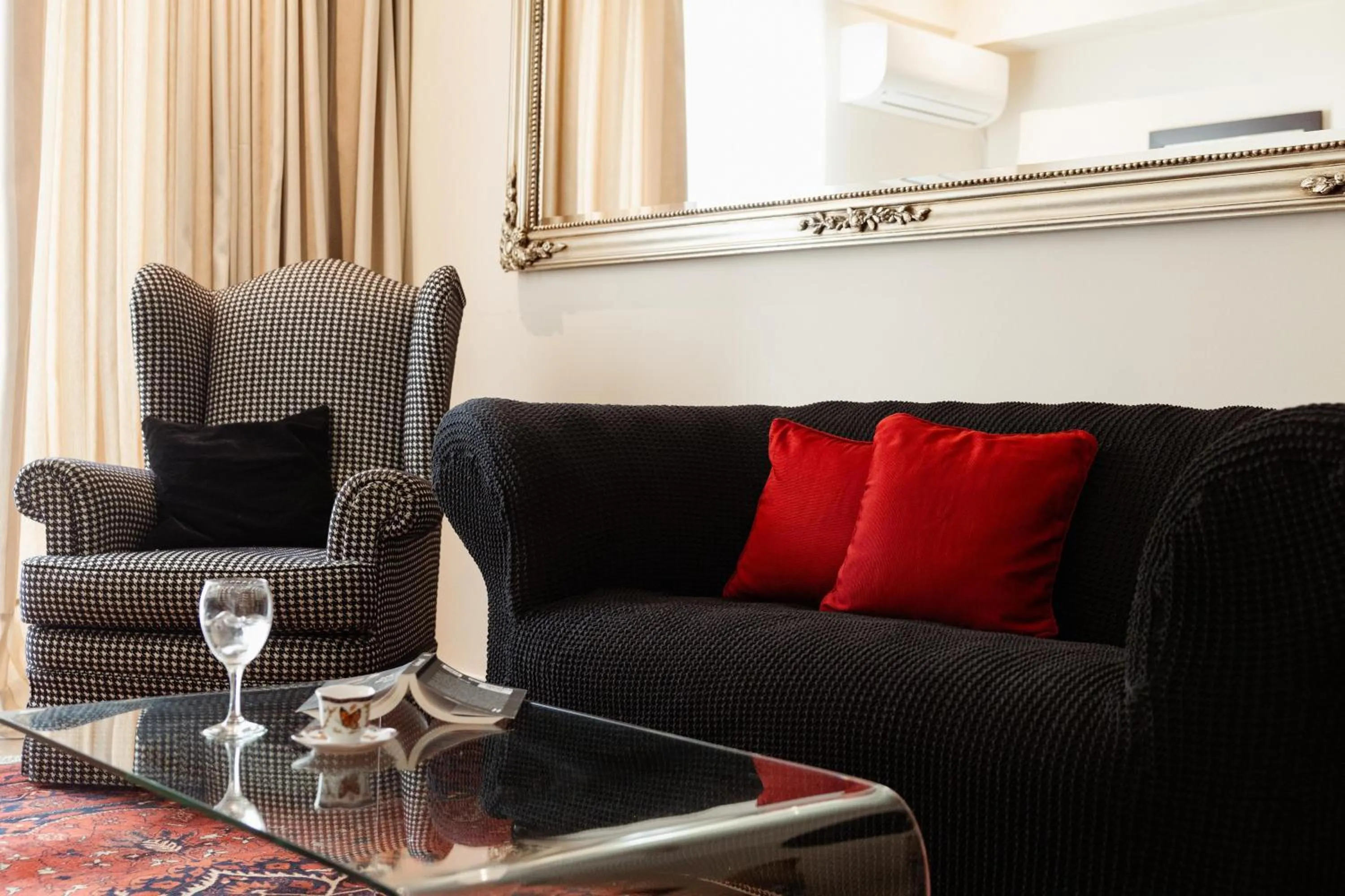 Photo of the whole room in Best Western Plus Embassy Hotel