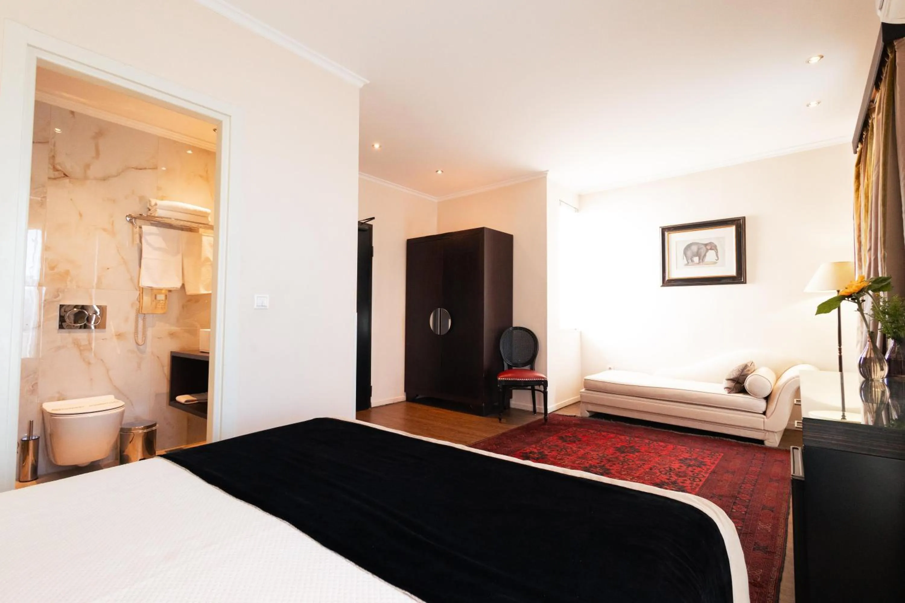 Bedroom, Bed in Best Western Plus Embassy Hotel