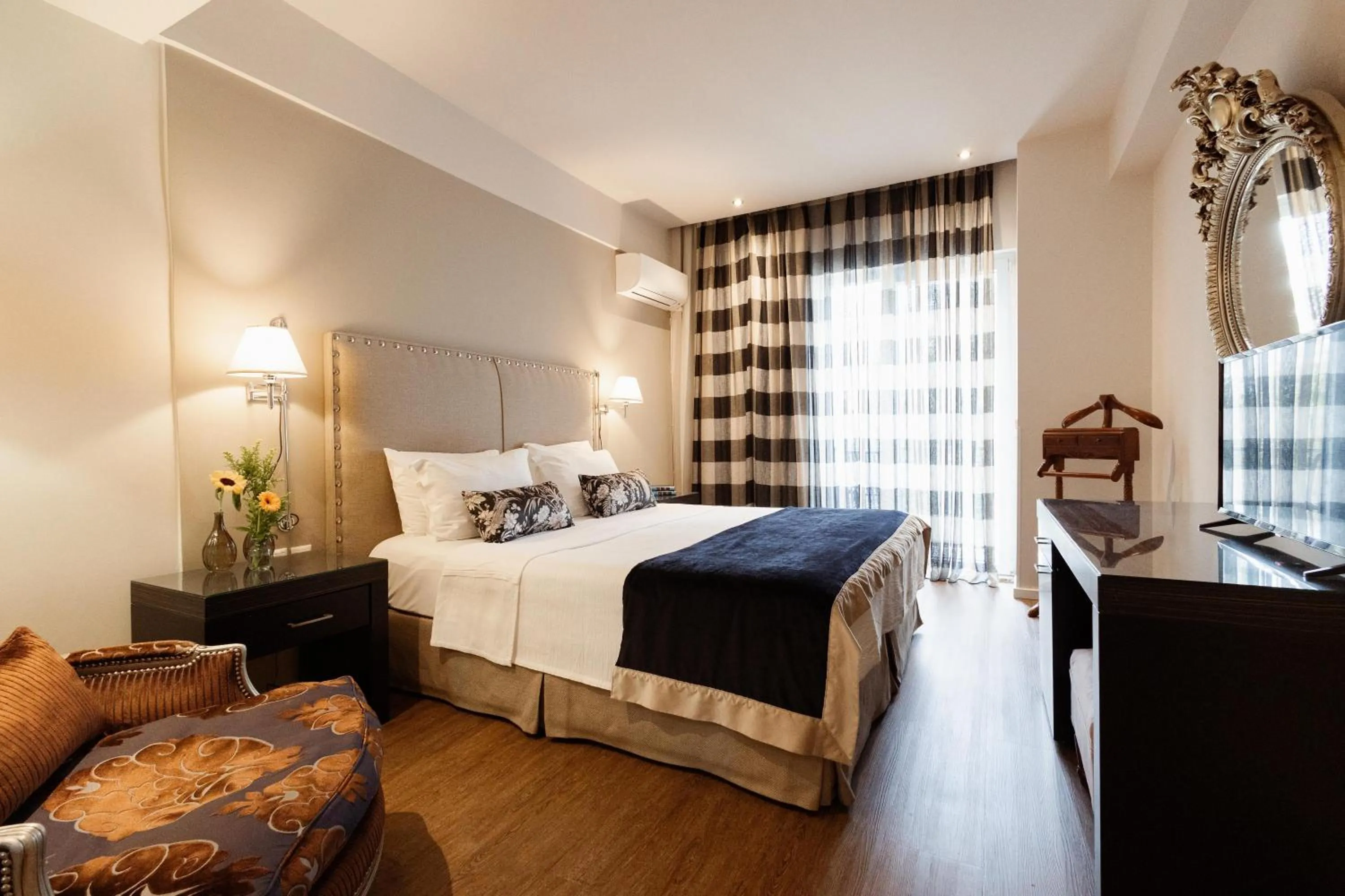 Photo of the whole room, Bed in Best Western Plus Embassy Hotel