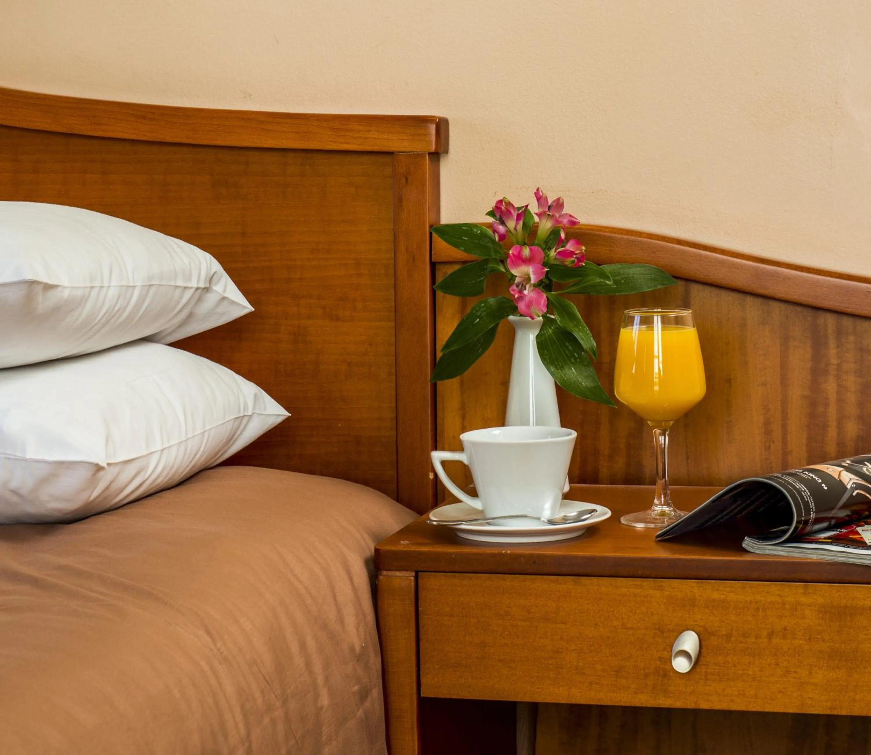 Coffee/tea facilities, Bed in Lakonia Hotel
