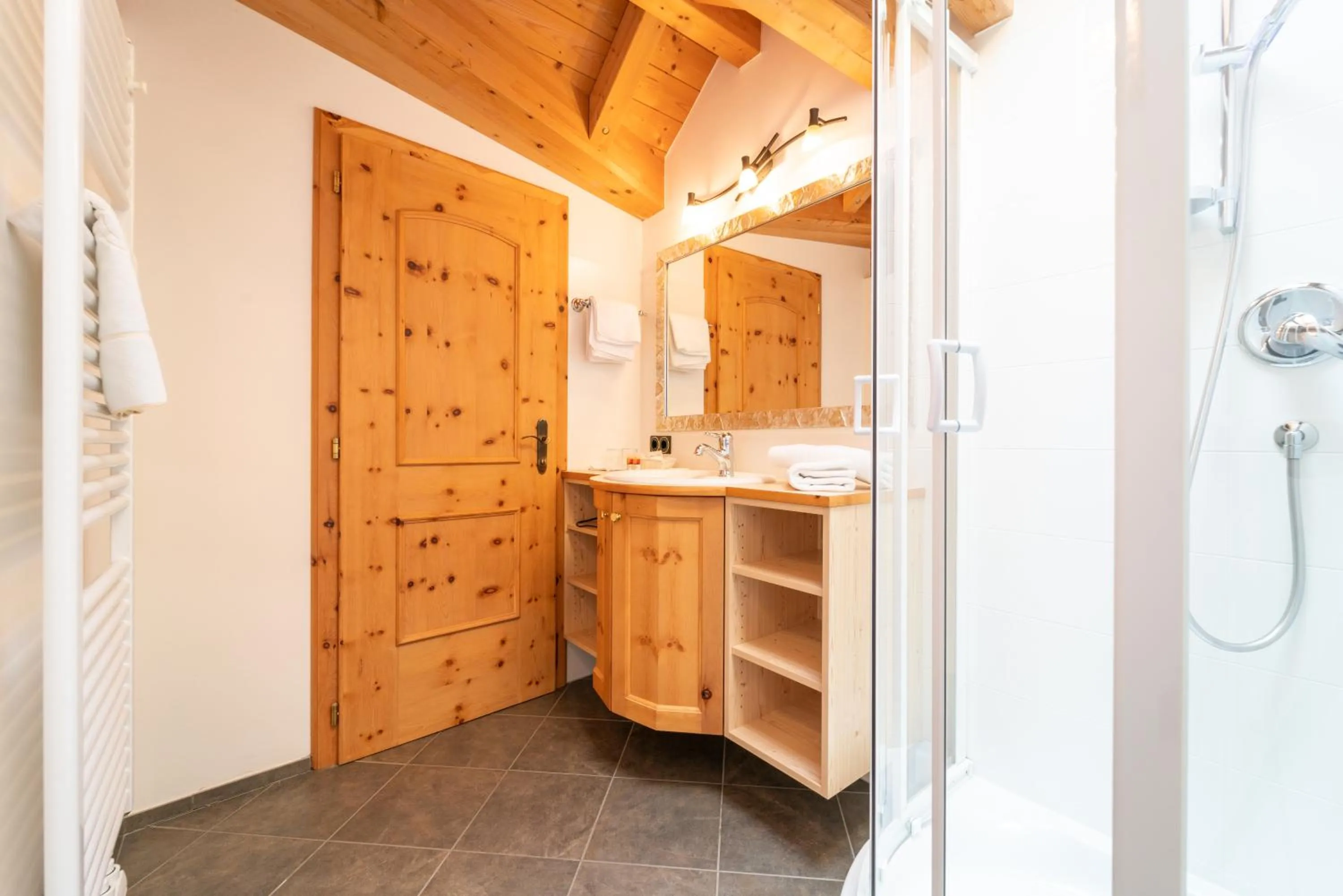 Shower in Hotel Asterbel