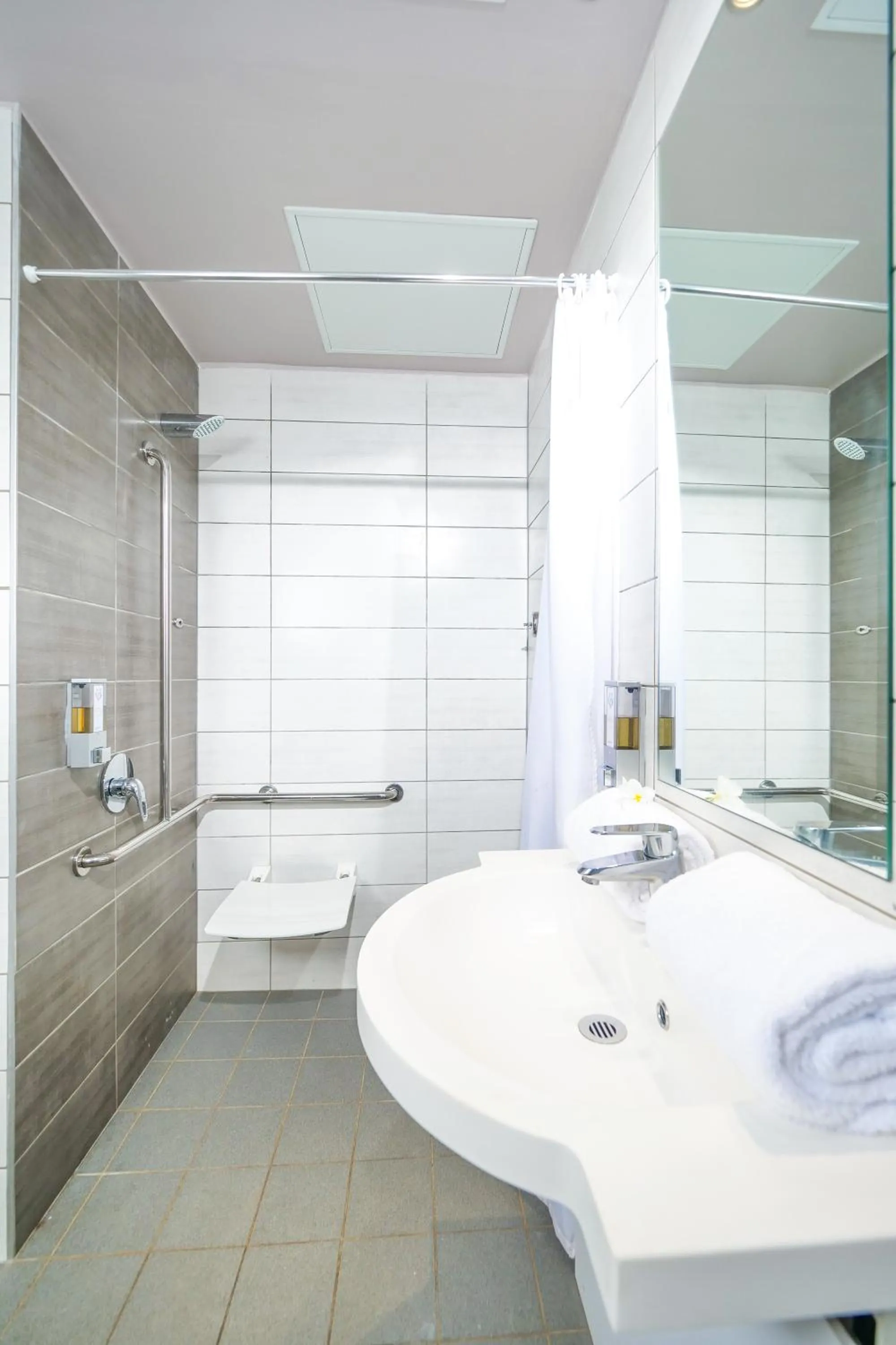 Shower in Gondwana City Green