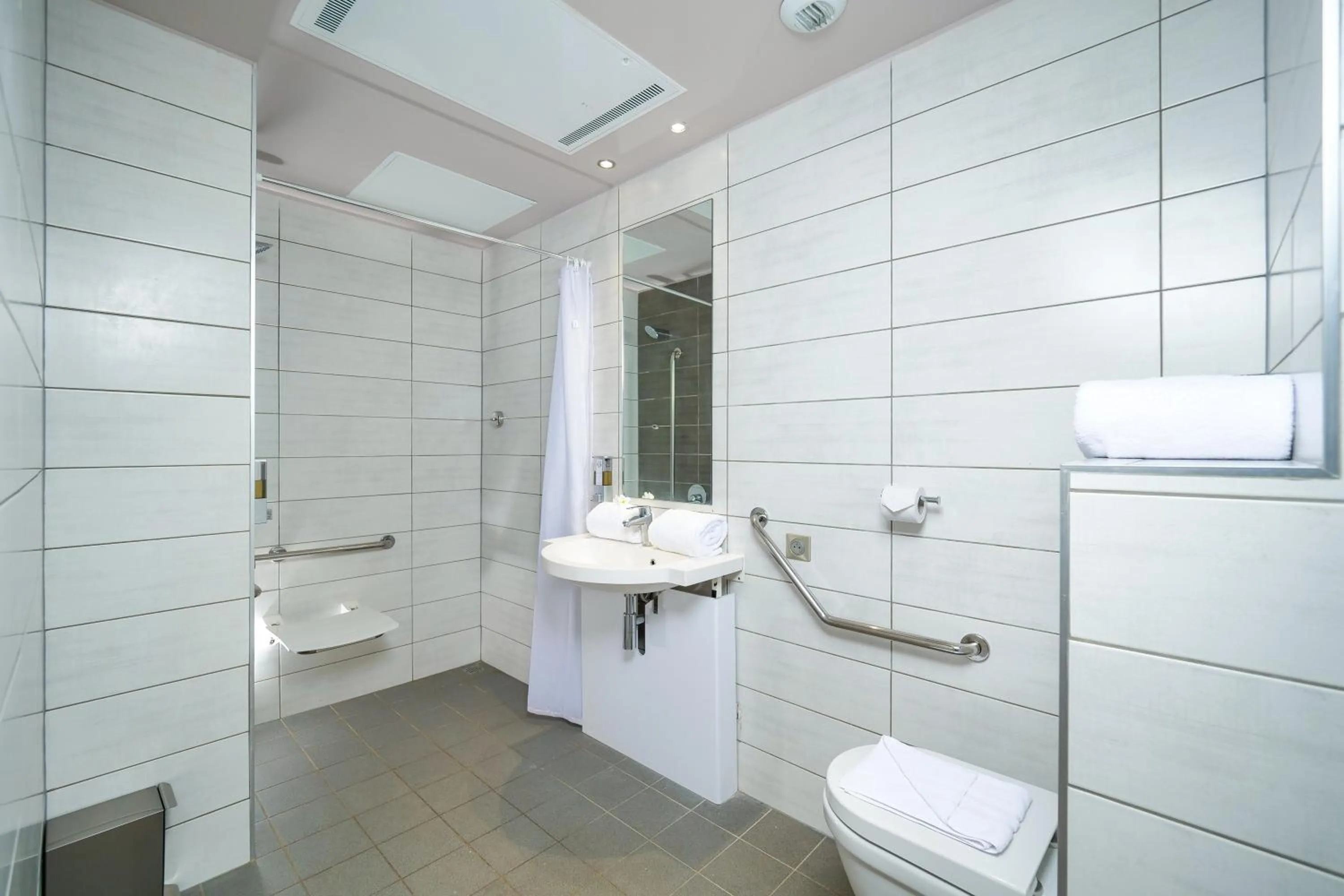 Shower in Gondwana City Green