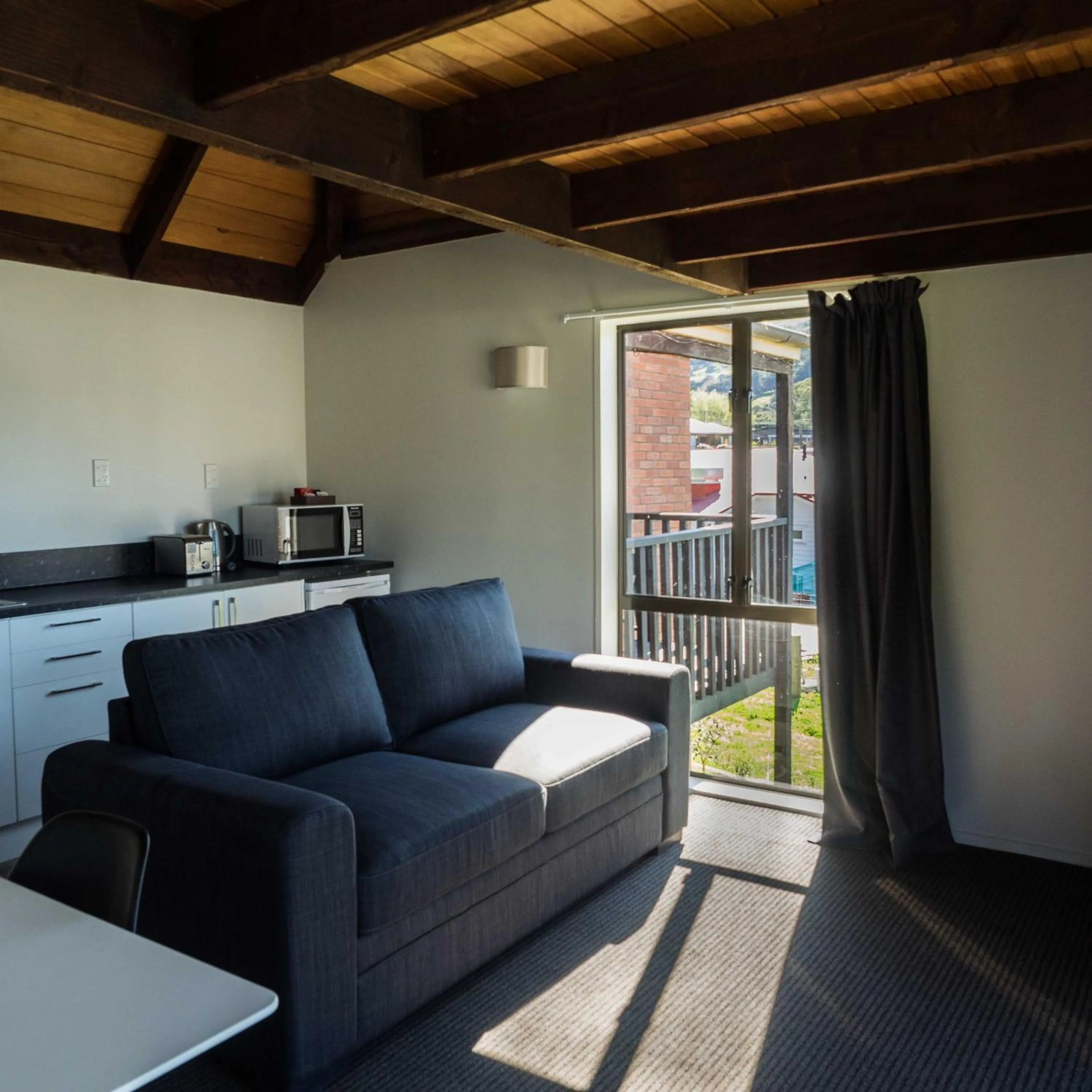 Kitchen or kitchenette in Duvauchelle Seaside Motel