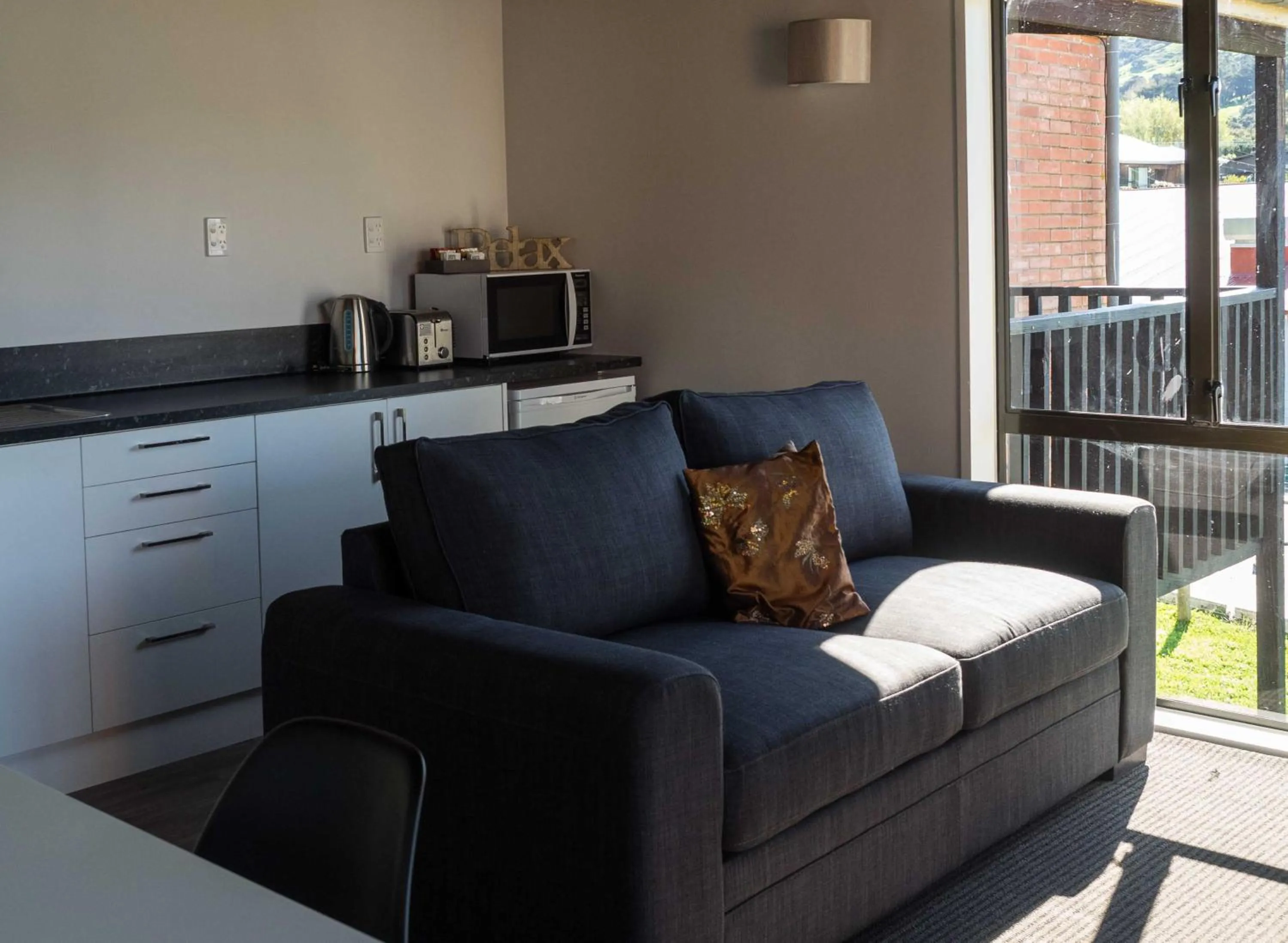 Kitchen or kitchenette in Duvauchelle Seaside Motel