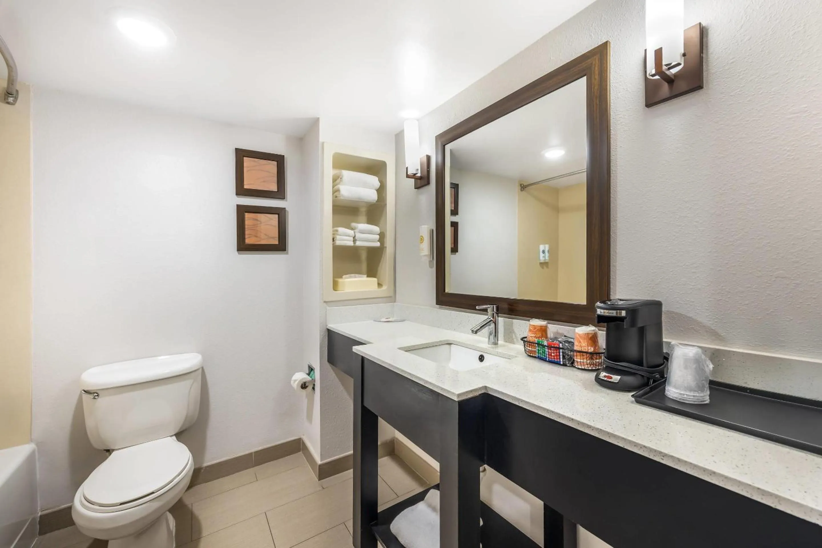 Bedroom in Comfort Inn & Suites Chattanooga West - Lookout Mountain