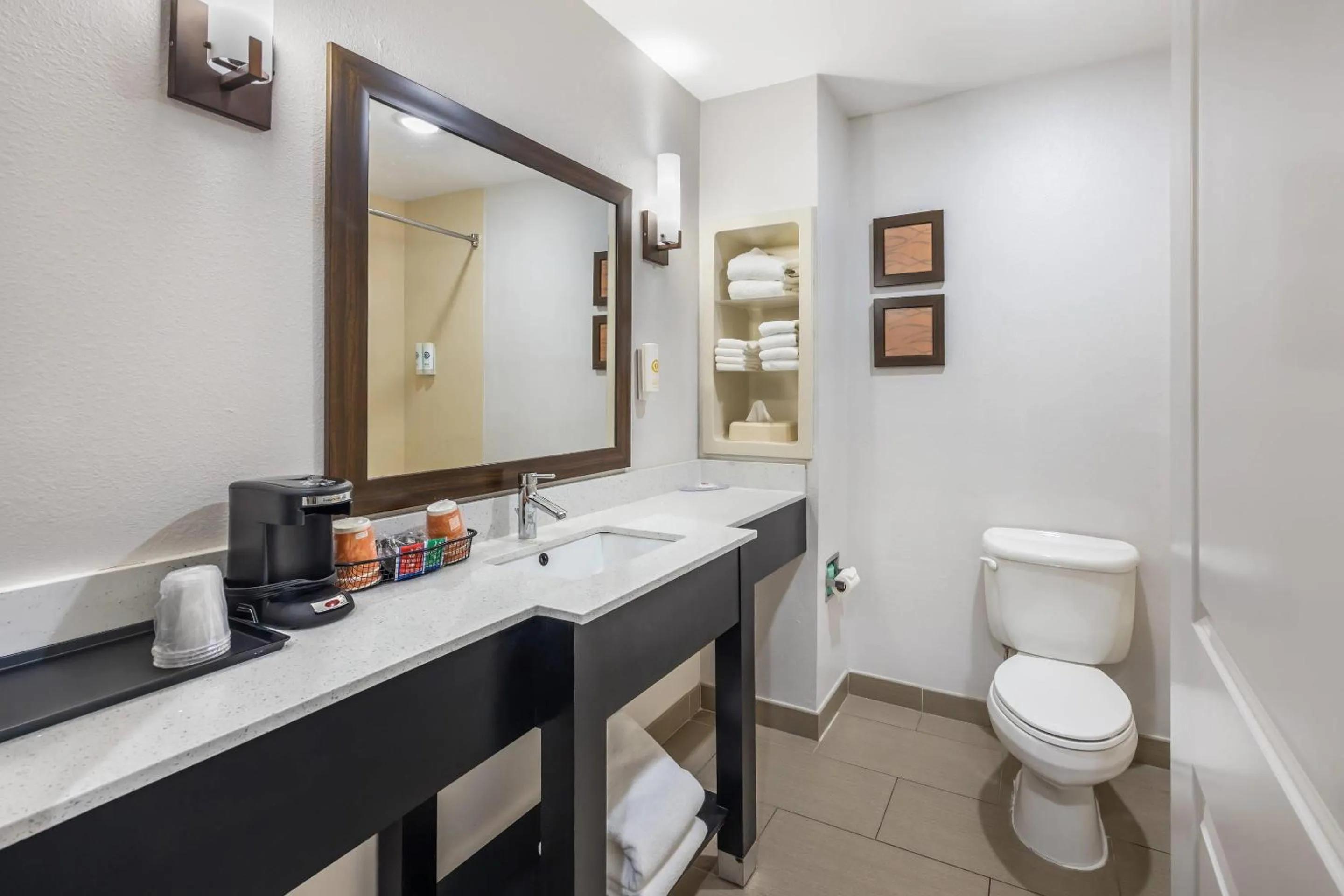 Bedroom in Comfort Inn & Suites Chattanooga West - Lookout Mountain