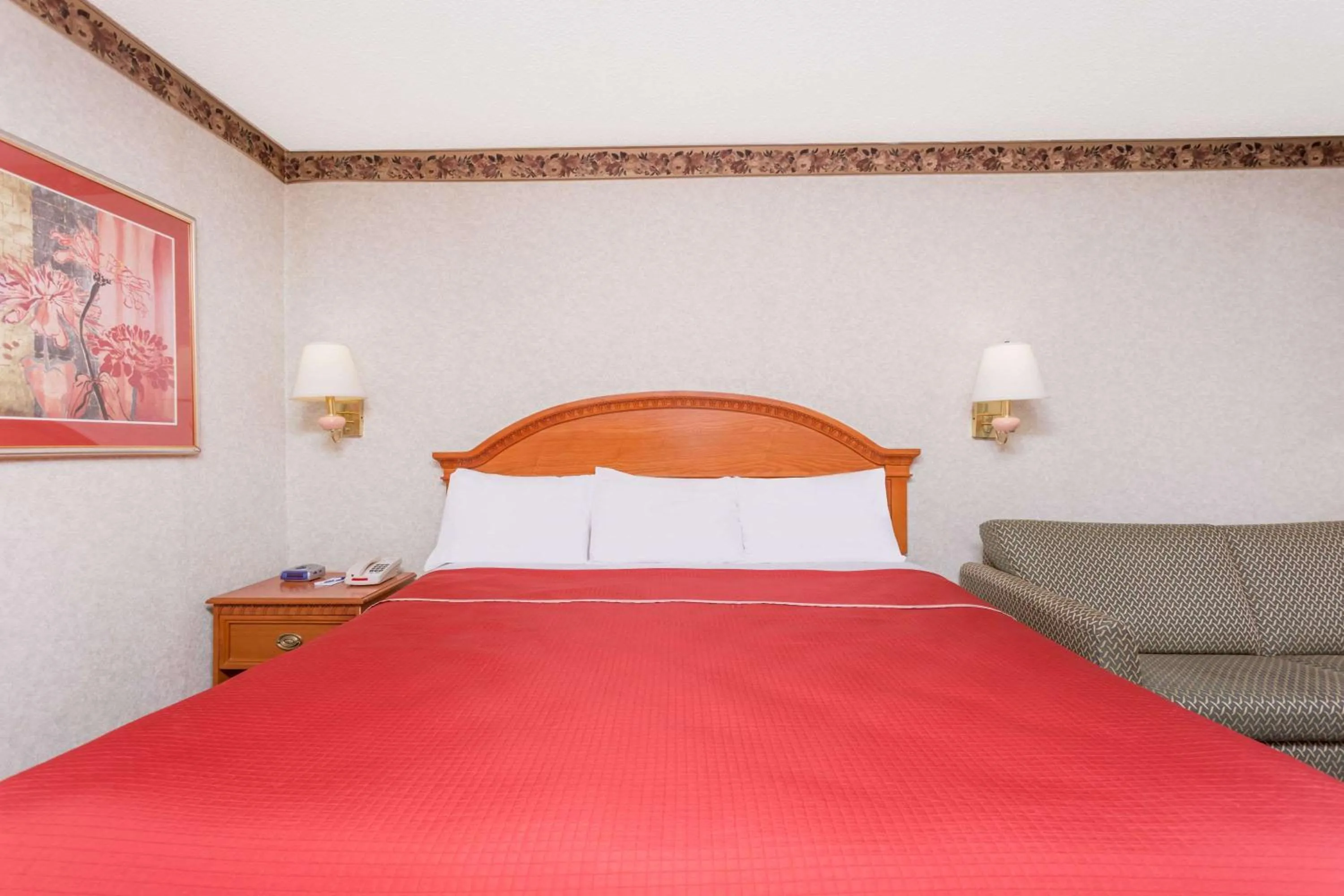 Photo of the whole room, Bed in Regency Inn & Suites-Hamilton Place