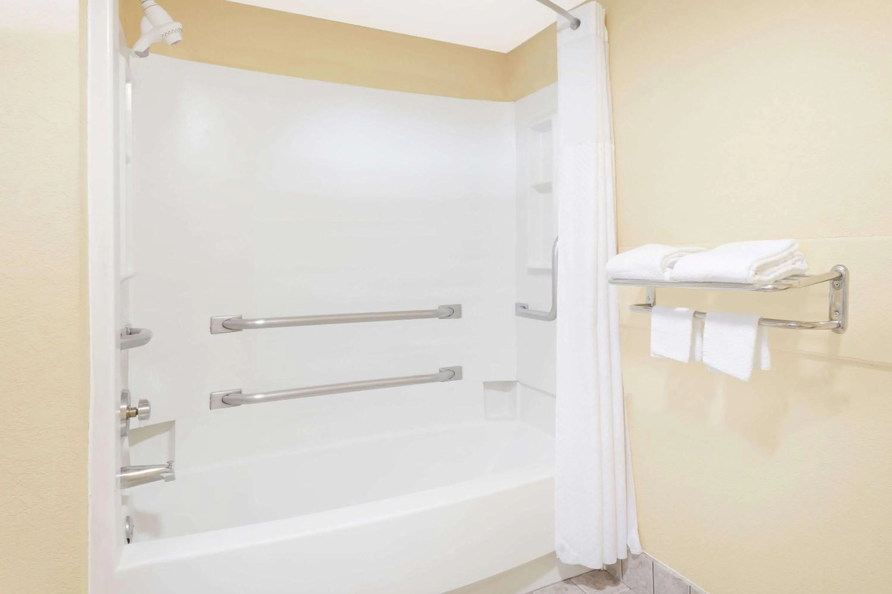 Bathroom in Regency Inn & Suites-Hamilton Place