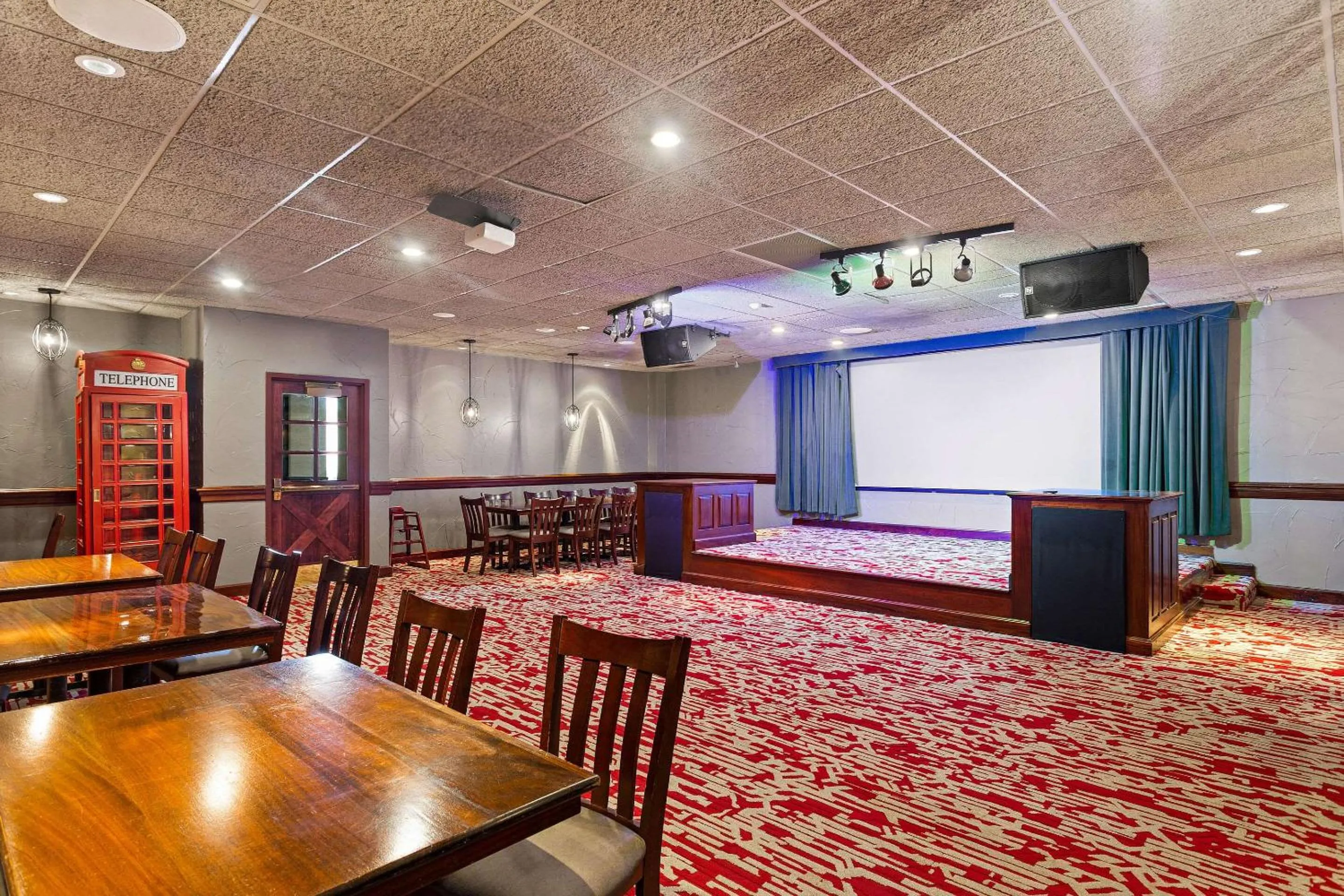 Lounge or bar in Wingate by Wyndham South Bend - Notre Dame