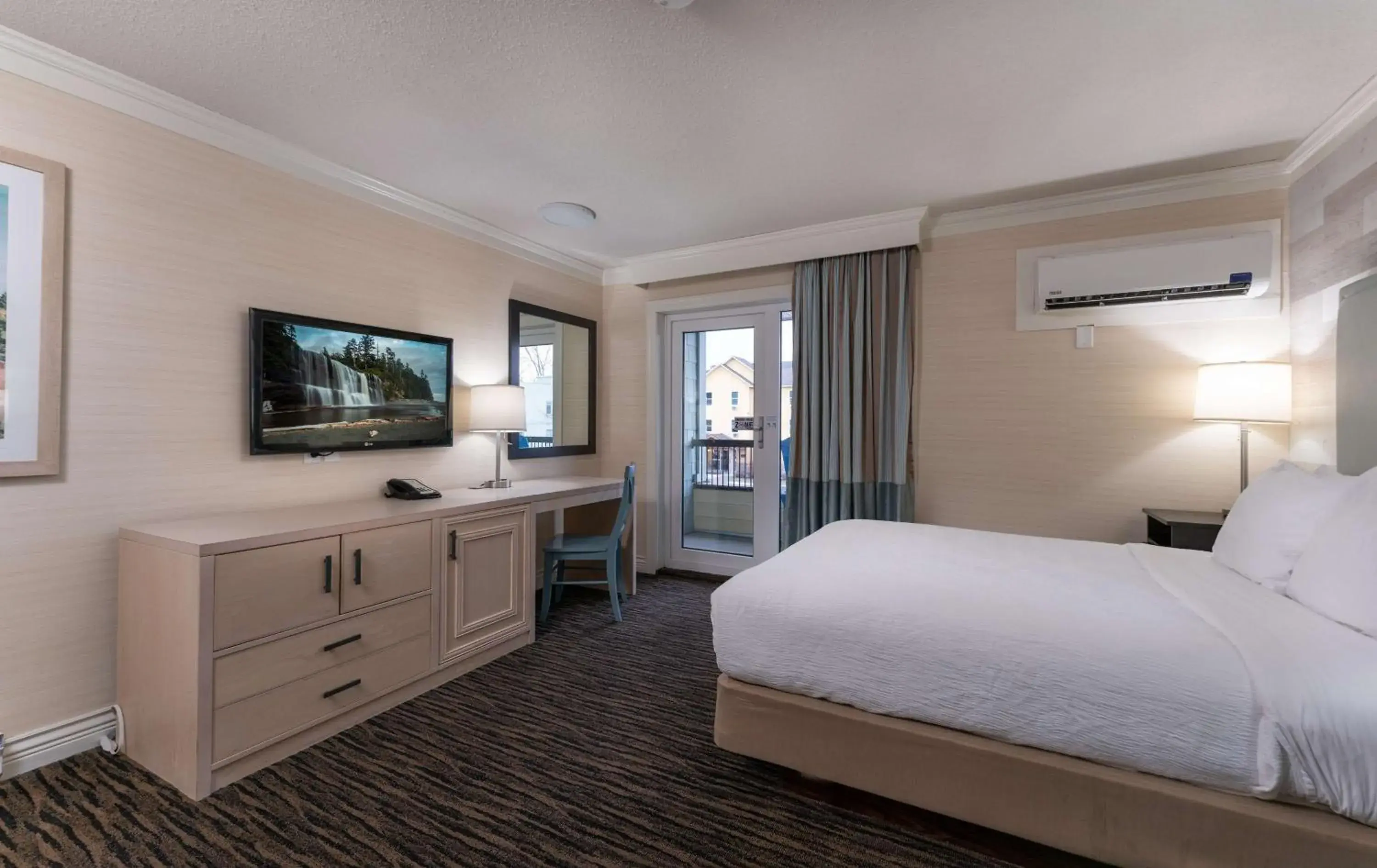 Queen Room with Roll-In Shower - Disability Access in Prestige Beach House, WorldHotels Crafted Queen Room with Roll-In Shower - Disability Access in Prestige Beach House, WorldHotels Crafted