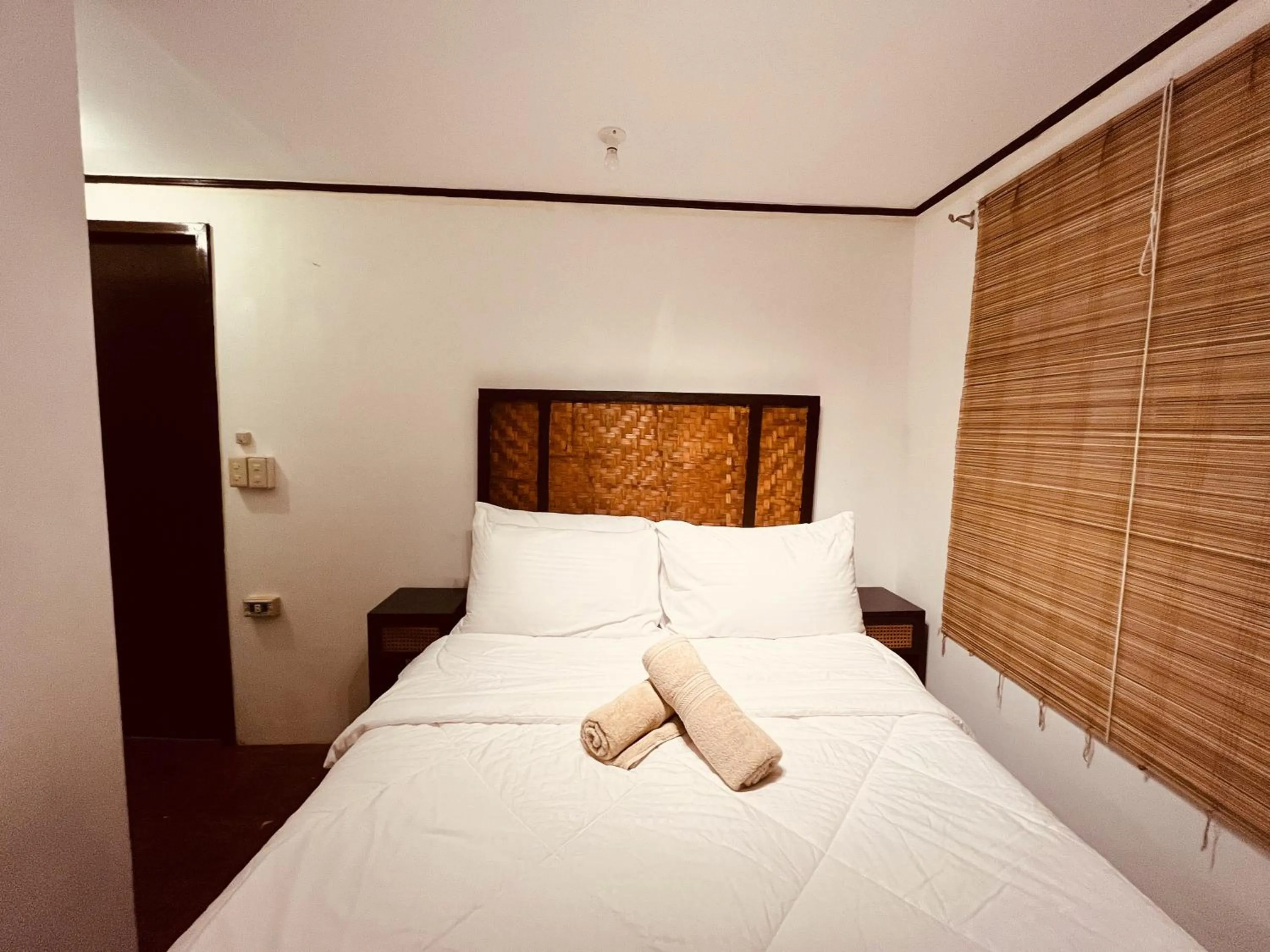 Bed in Villa Milagros Dive Inn Anilao