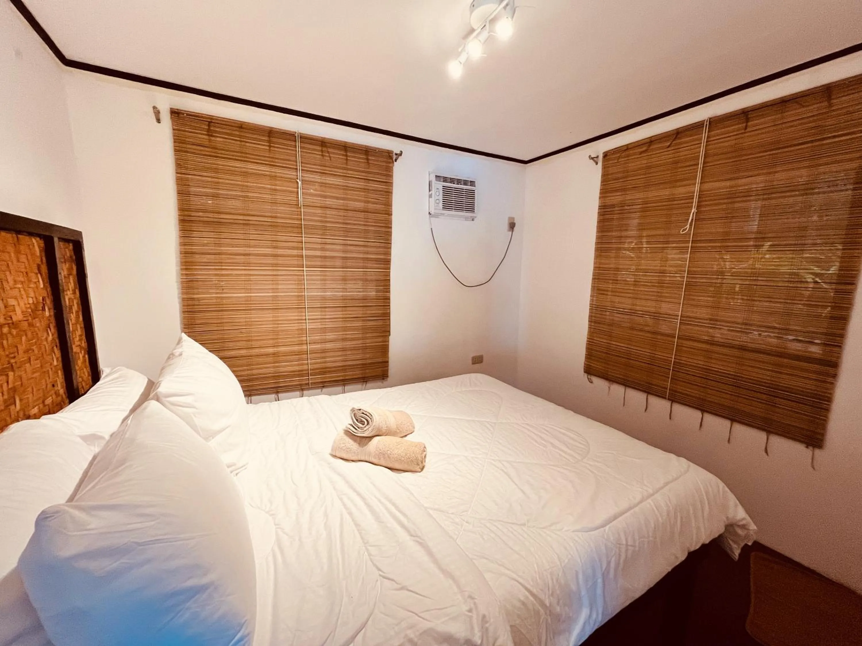 Photo of the whole room, Bed in Villa Milagros Dive Inn Anilao