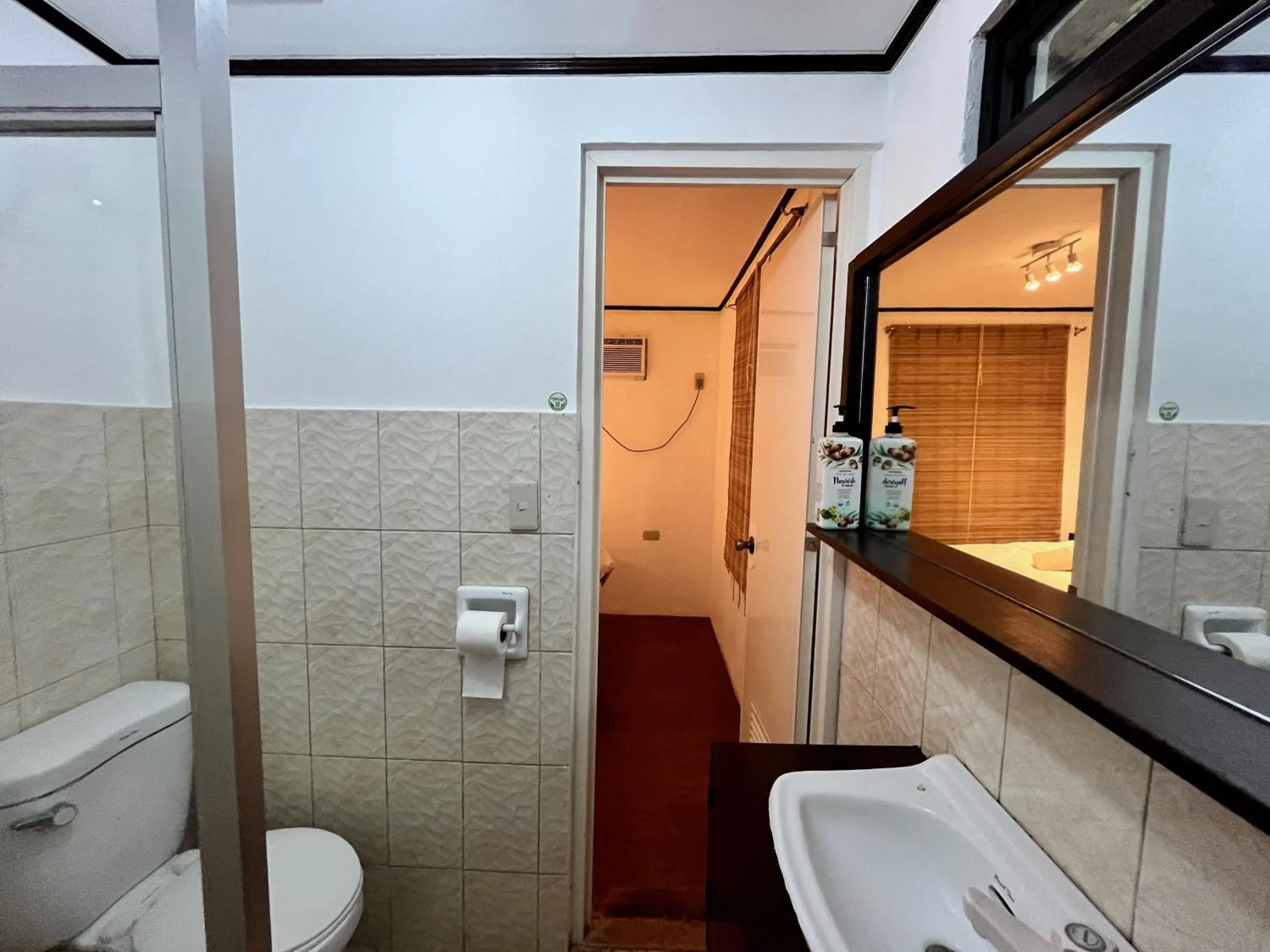 Bathroom in Villa Milagros Dive Inn Anilao