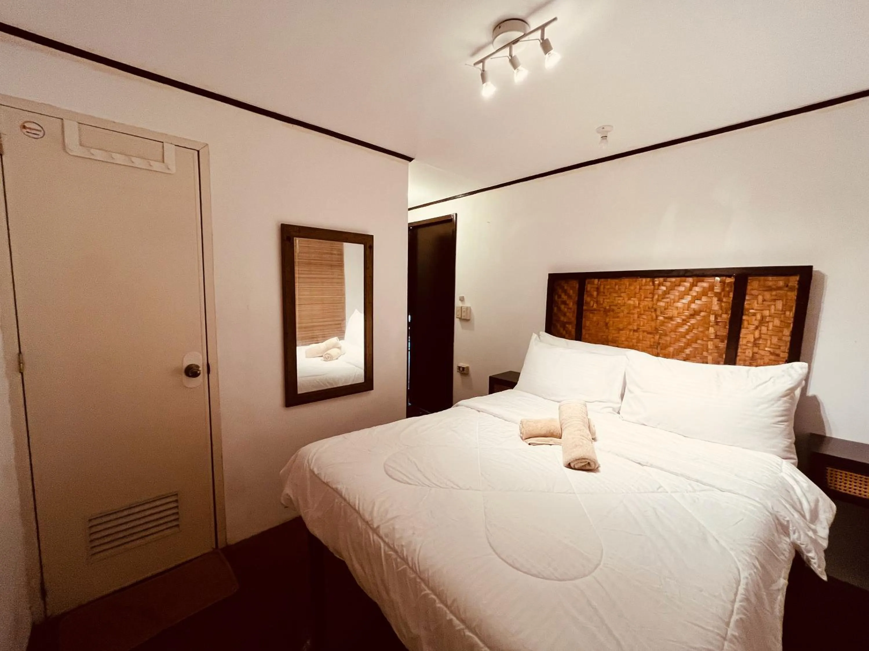 Bed in Villa Milagros Dive Inn Anilao