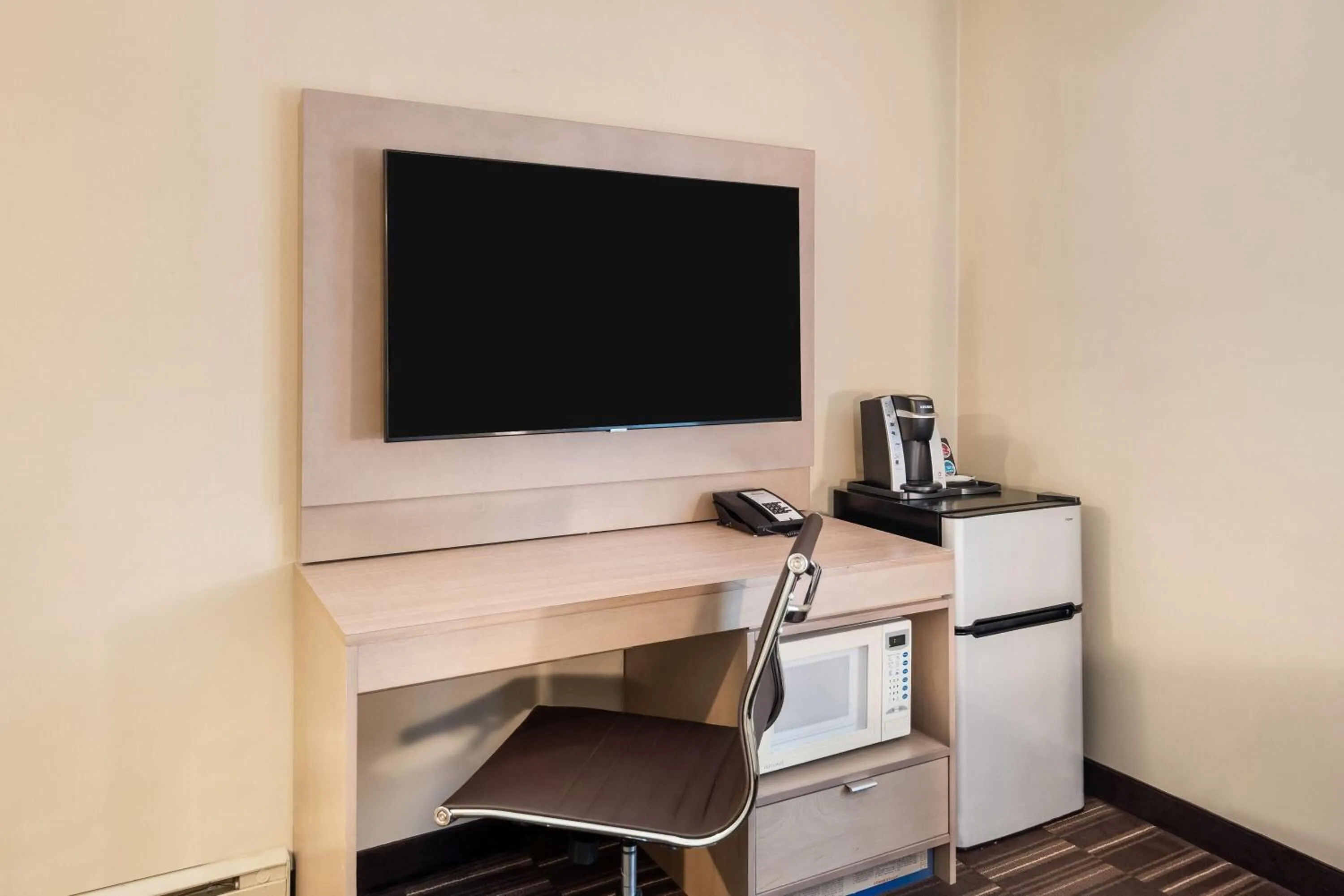 Photo of the whole room in Days Inn by Wyndham Nanaimo