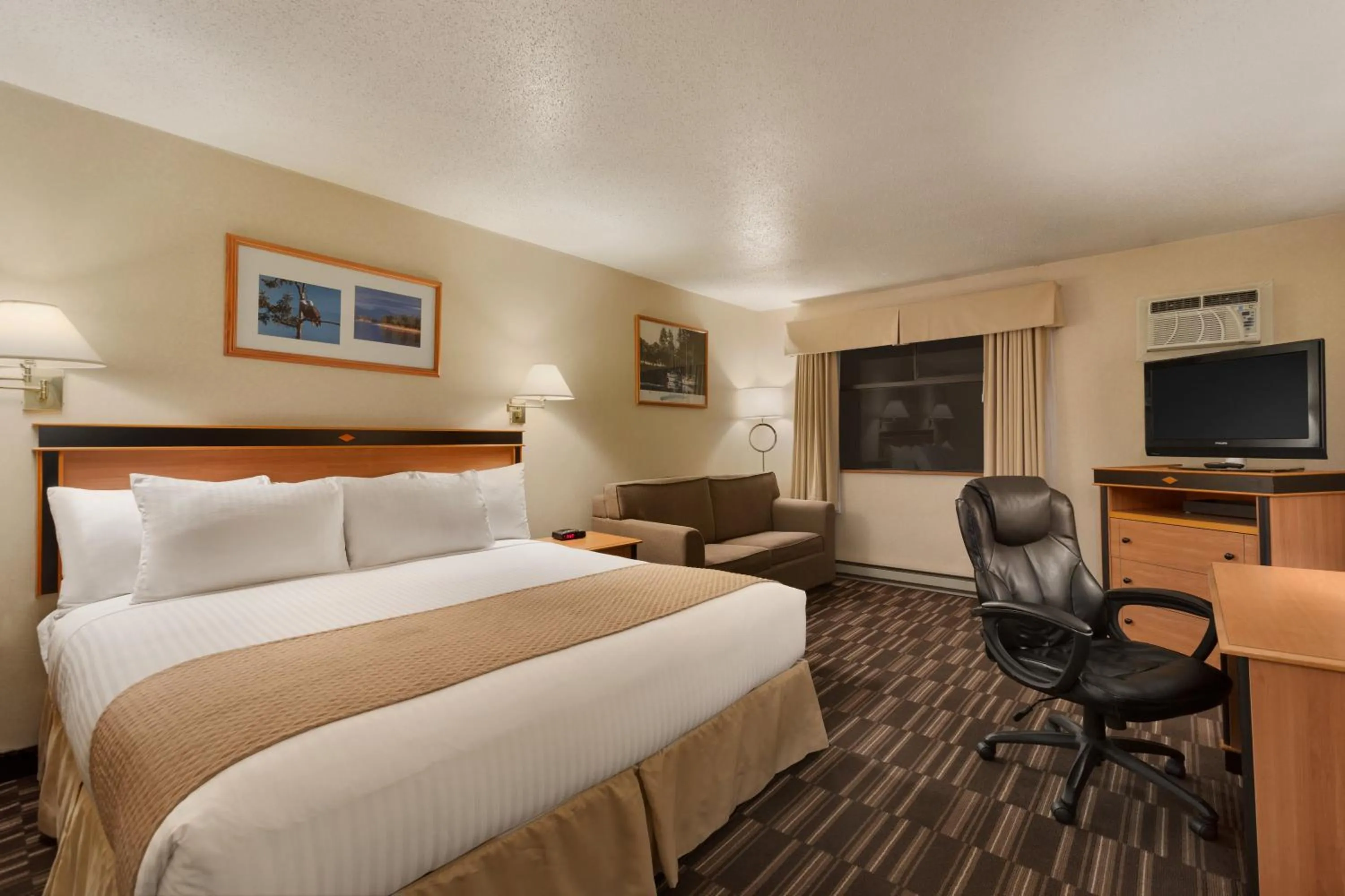 Photo of the whole room, Bed in Days Inn by Wyndham Nanaimo