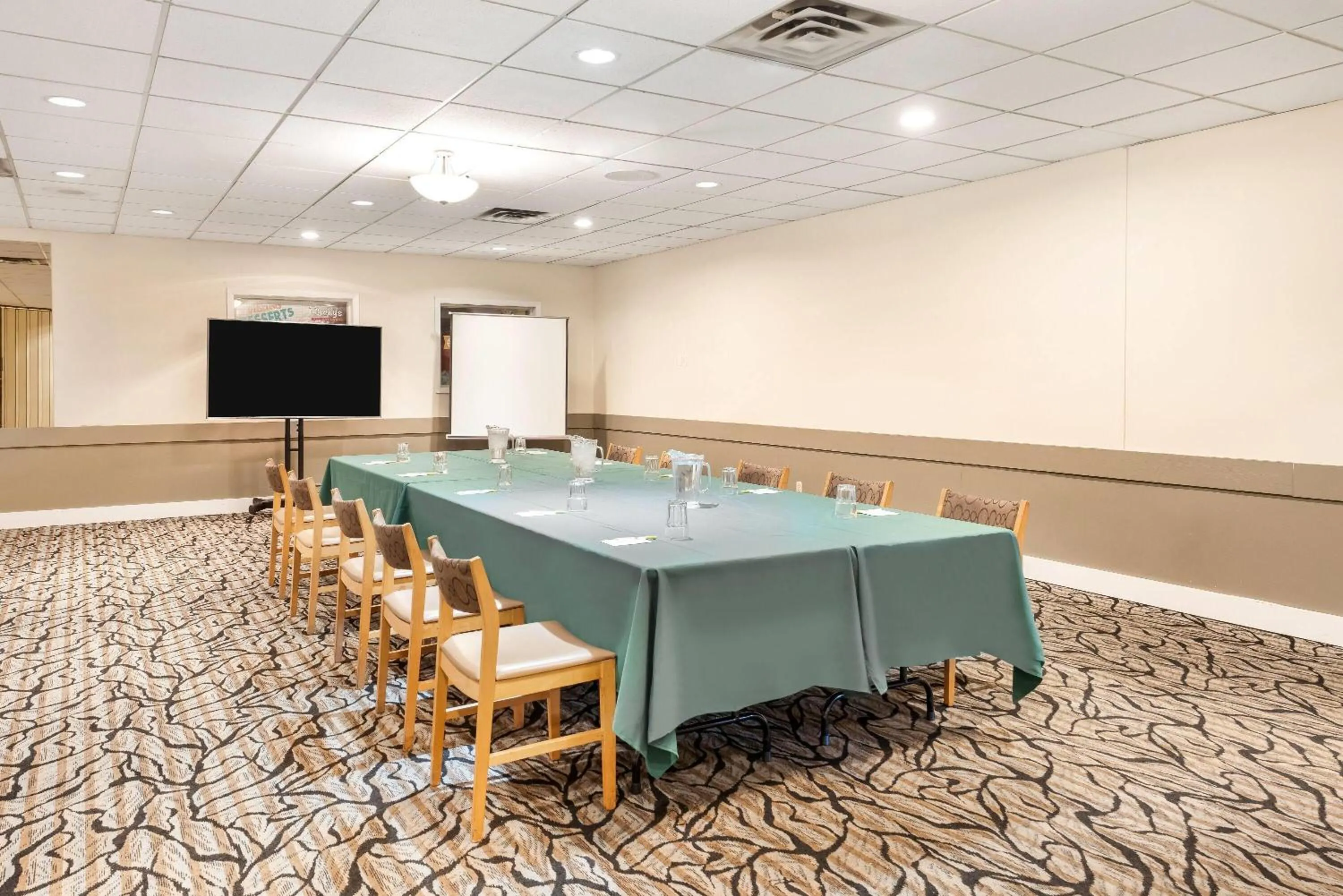 Meeting/conference room in Days Inn by Wyndham Nanaimo