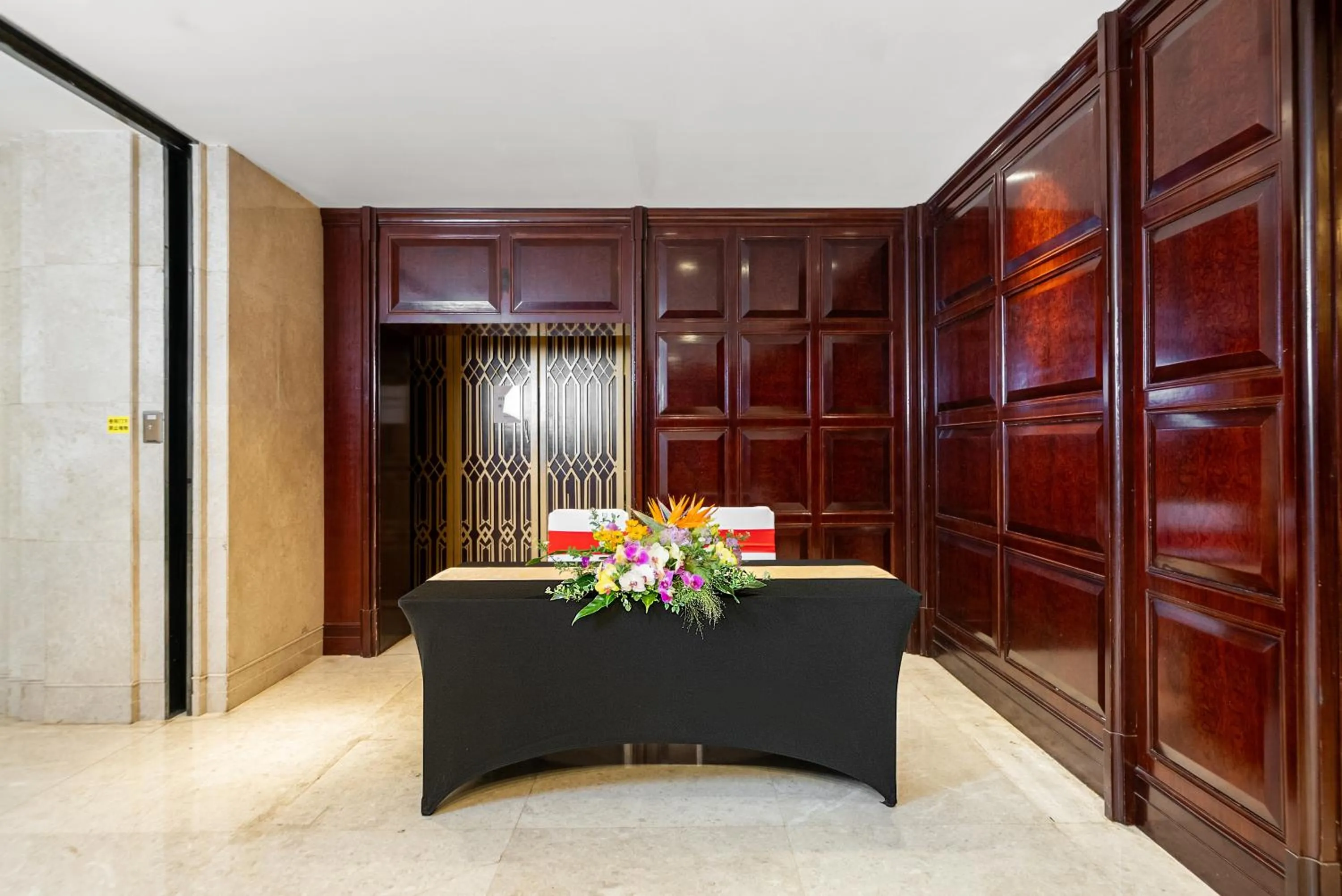 Meeting/conference room in GuangDong Hotel Shanghai - Free Self-service Laundry