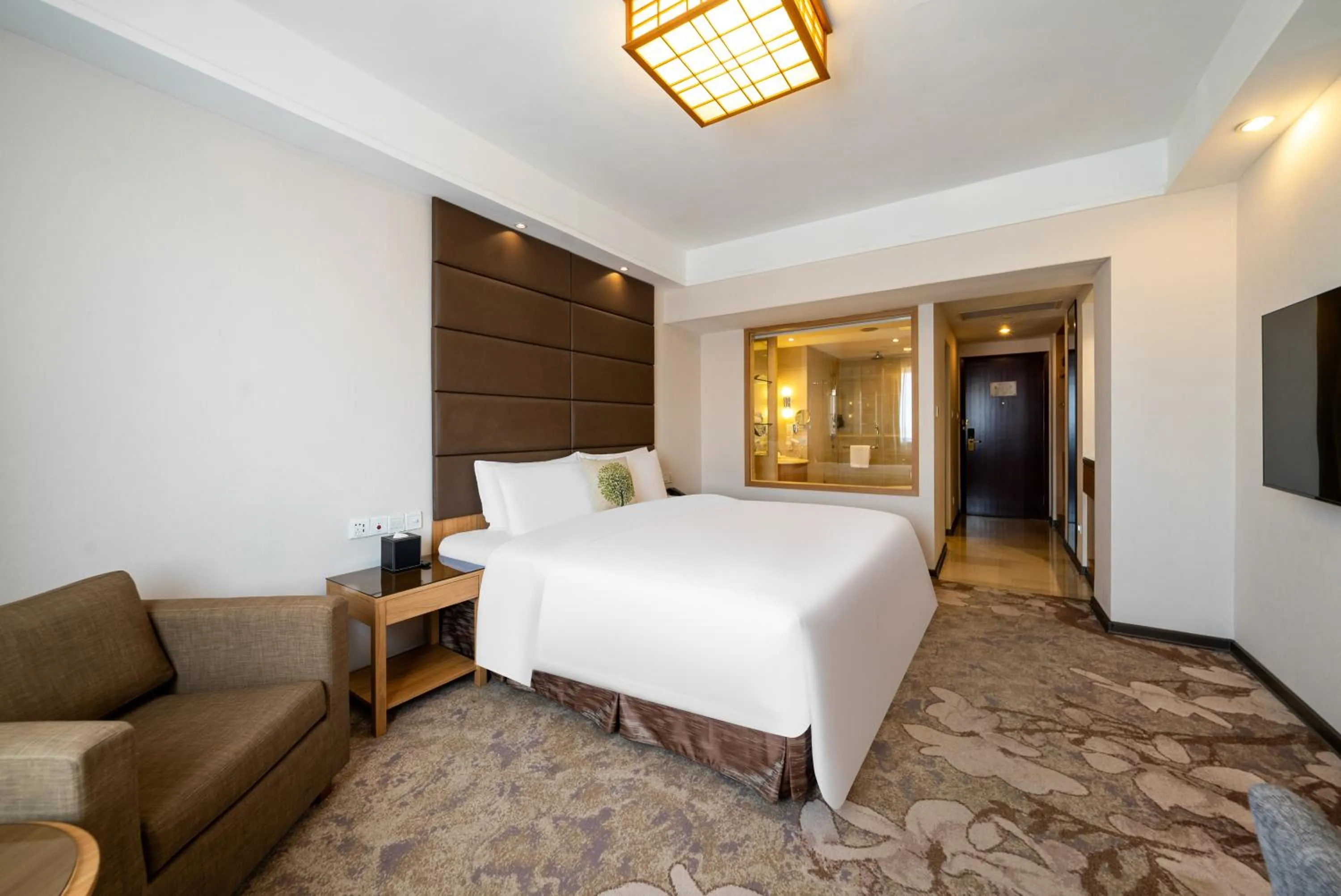 Photo of the whole room, Bed in GuangDong Hotel Shanghai - Free Self-service Laundry