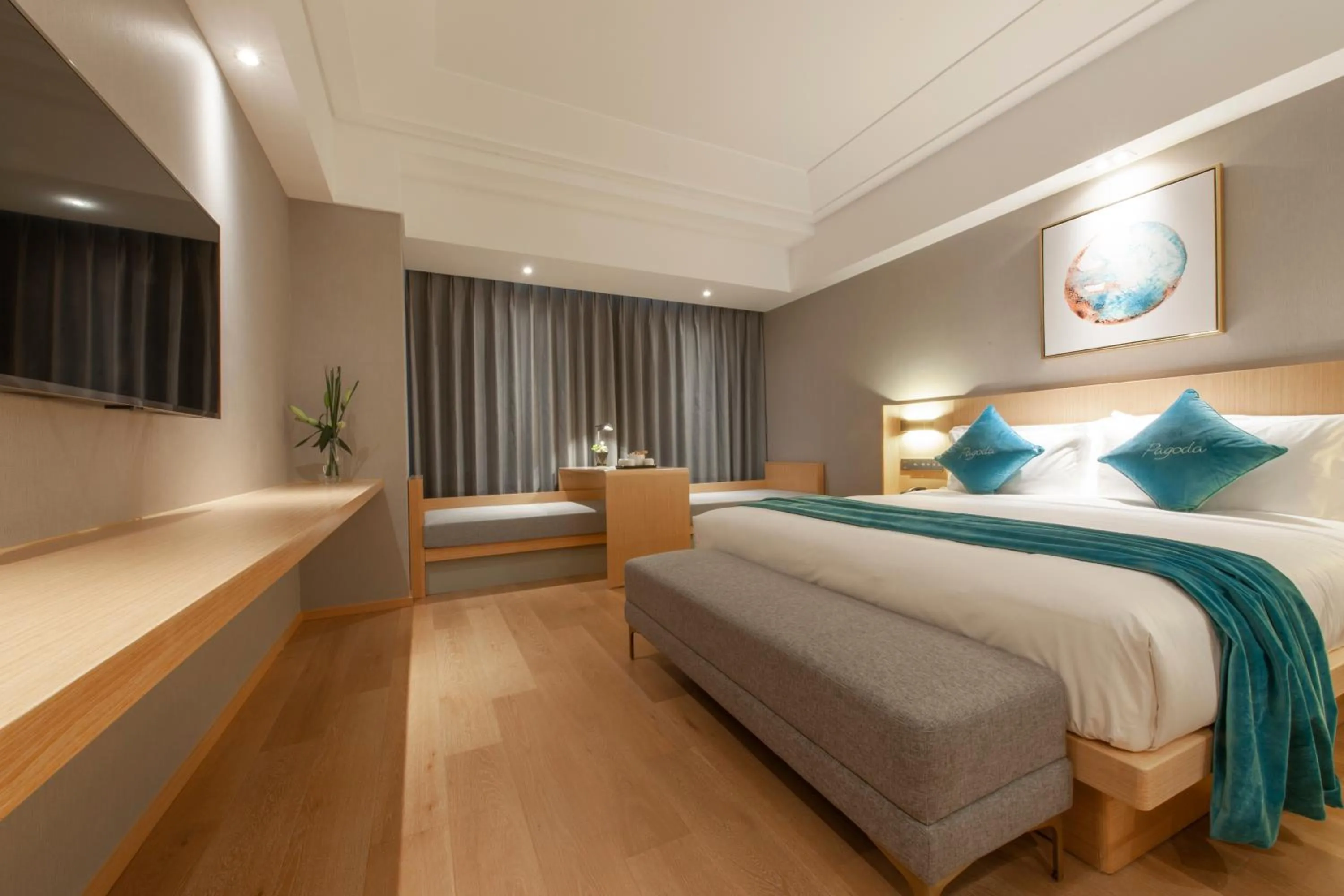 Photo of the whole room, Bed in Shanghai Baixia Pagoda Hotel