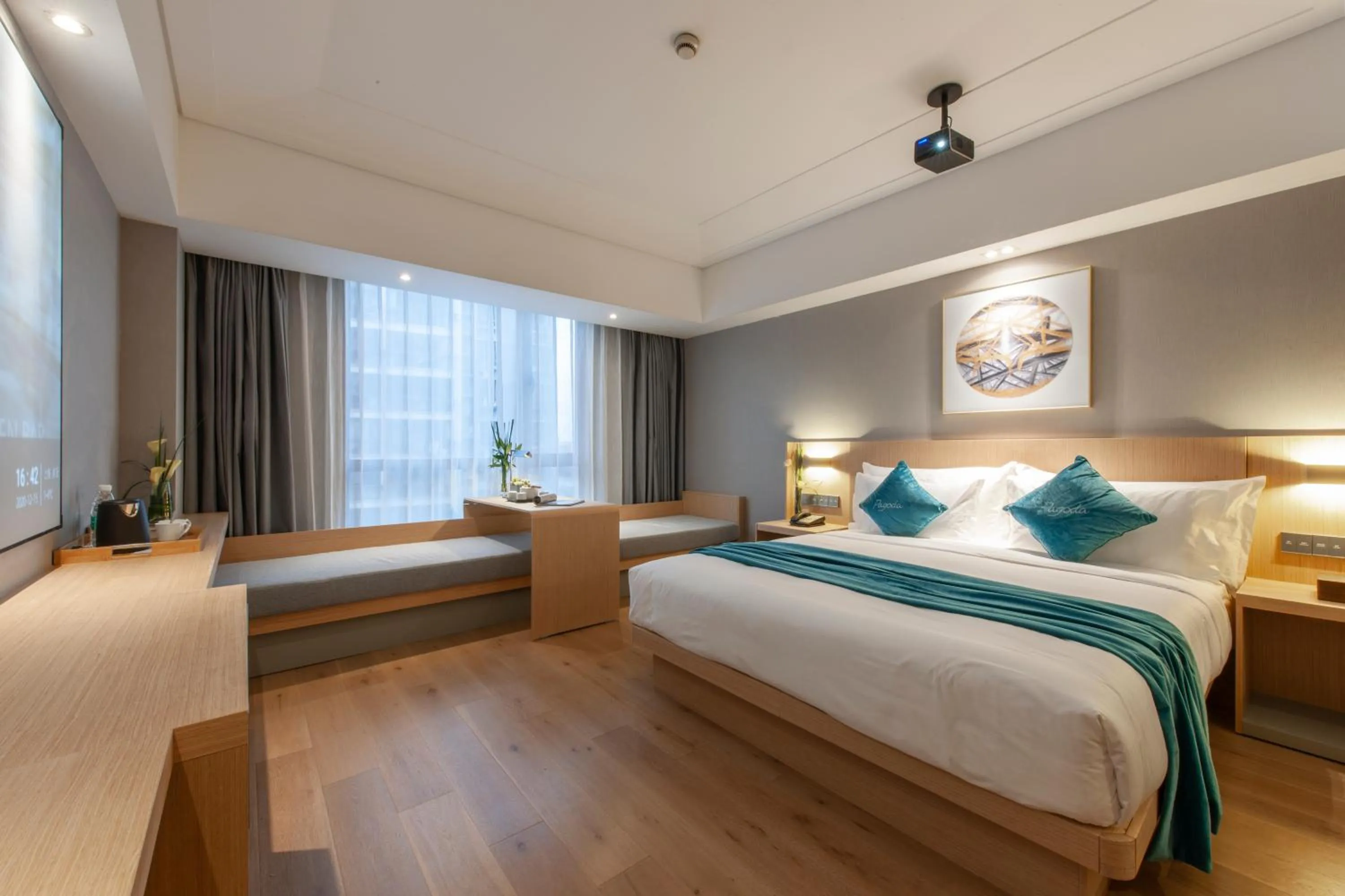 Photo of the whole room, Bed in Shanghai Baixia Pagoda Hotel