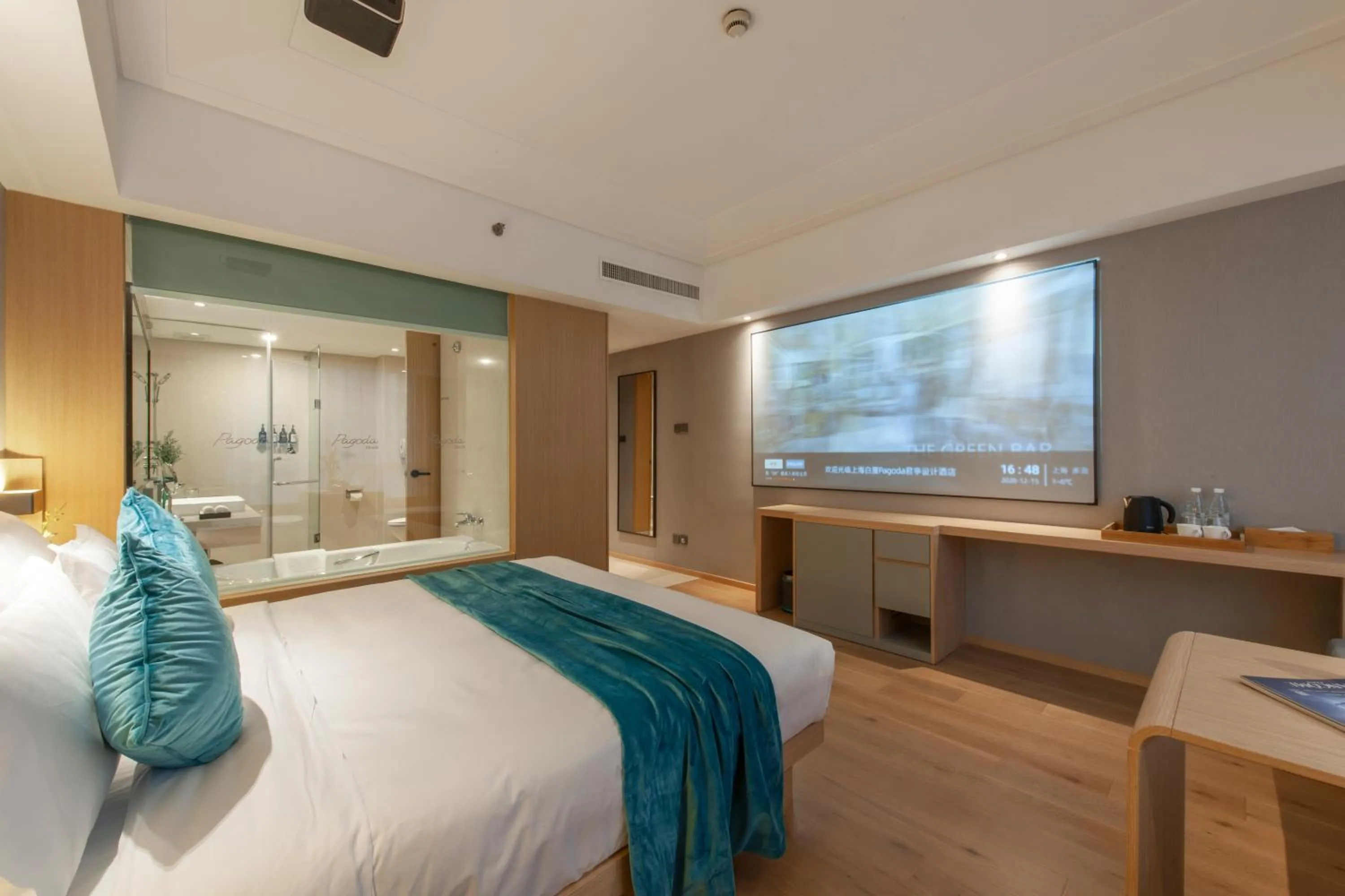 Bedroom, Bed in Shanghai Baixia Pagoda Hotel