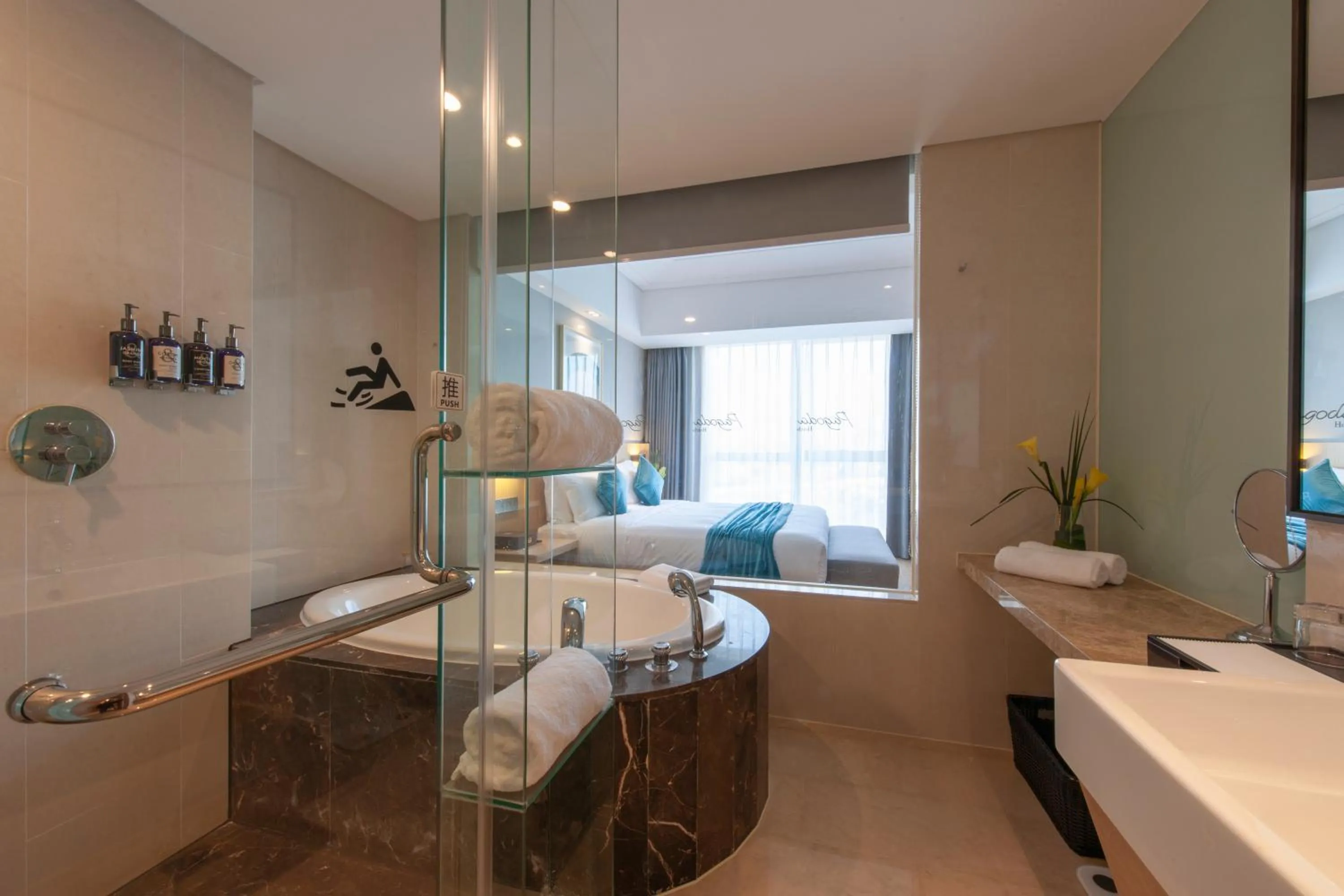 Bathroom, Bed in Shanghai Baixia Pagoda Hotel